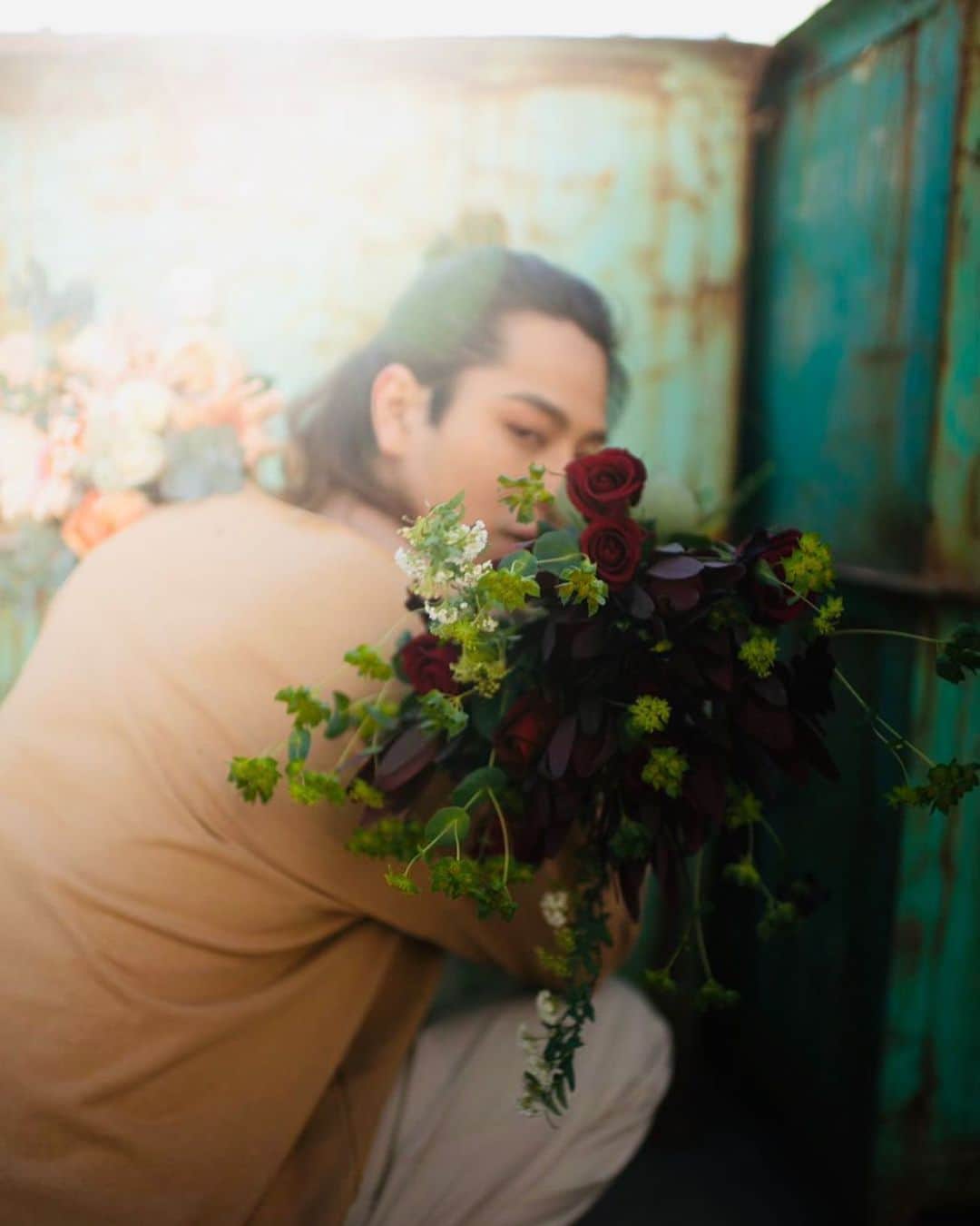 のインスタグラム：「. 「あ、薔薇、ほしい？」  ヘアメイク @izumikaneta  フラワーアレンジメント @joylabo_myco  カメラ、パーソナルカラー診断 @color_studio_kleur   #ポートレート #ポートレート撮影  #ファインダー越しの世界  #ファインダー越しの私の世界  #ファインダー越しの僕の世界  #パーソナルカラー  #パーソナルカラーオータム  #メンズパーソナルカラー #メンズパーソナルカラーオータム  #ブルベ #イエベ  #personalcolor  #フラワーアレンジメント #生花#生花アレンジ  #生花ブーケ  #ヘアメイク#出張ヘアメイク  #finder #flowerarrangement  #portraitphotography  #portrait #instagood #photooftheday #beautiful #photography」