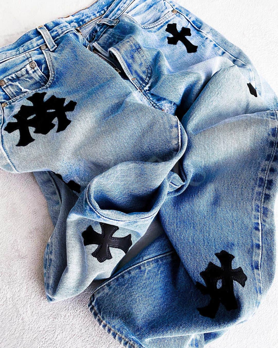 ★★★XXXXXのインスタグラム：「🔵⚫️ ・ ・ ・ ・ ・ ・ ・ ・ ・ ・ #chromeheartsofficial #chromehearts #chromehearts22k #richardstark #laurielynnstark #jessejostark #mattyboy #mattdigiacomo #ch #silver #gold #leather #ootd #outfit #ootdmen #mensfashion #hypebeast #levis #levisvintageclothing #levisvintage #gallerydept #クロムハーツ #크롬하츠 #克罗心」