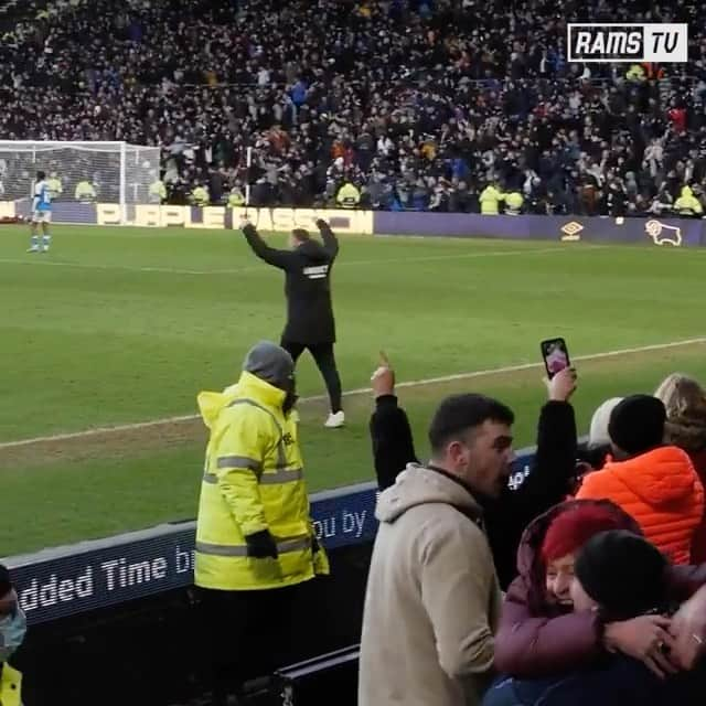 ウェイン・ルーニーのインスタグラム：「We keep going 💪🏼⚫️⚪️ #dcfc」