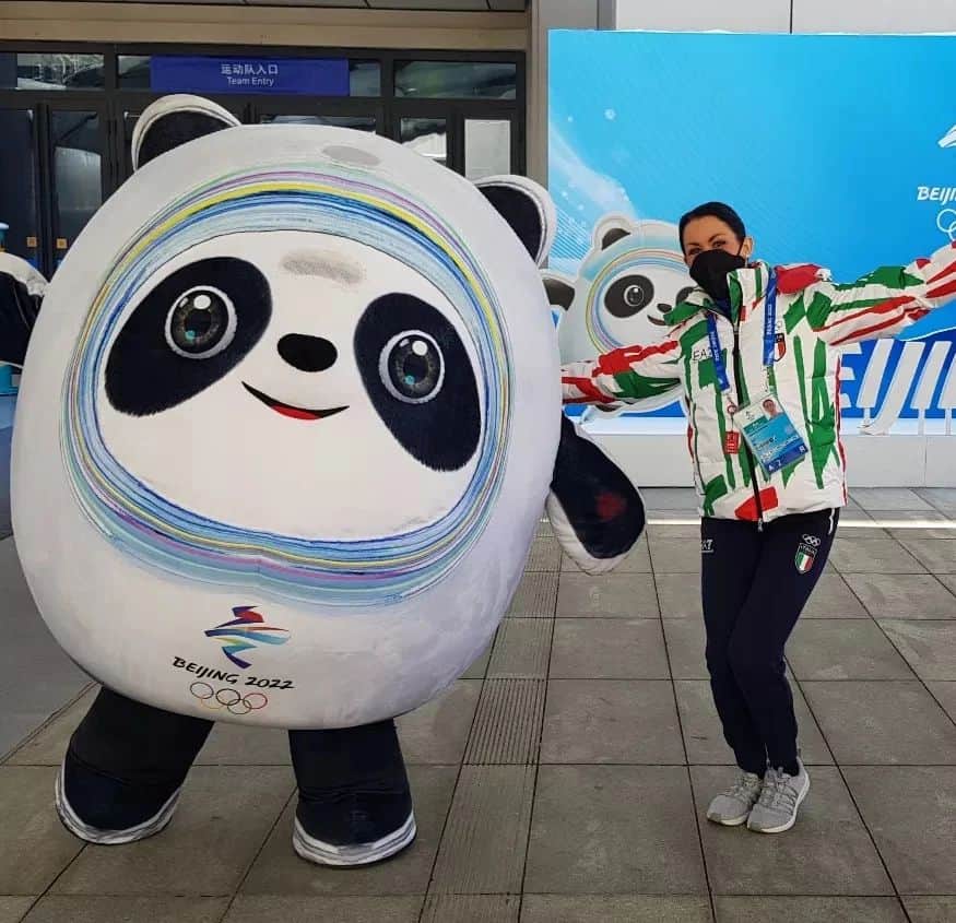 のインスタグラム：「Saved the best for last .... BING DWEN DWEN !!!!! 😍😍😍  #bingdwendwen #beijing2022 #winterolympics #olympicgames #isufigureskating #isu #icedance #fiammeazzurre #poliziapenitenziaria #fisg4passion #conisocial #coni #italiateam🇮🇹  #guignardfabbri #jacksonultima #capitalindoorstadium」
