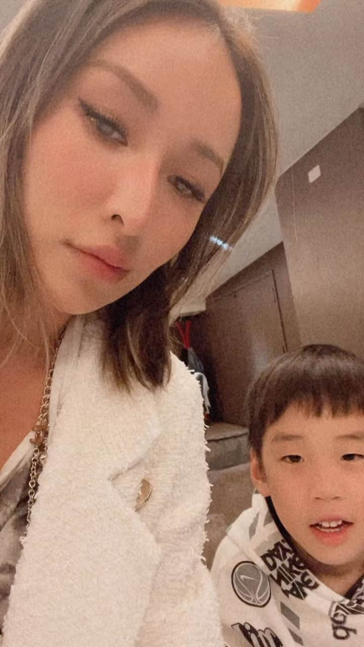 エルヴァ・シャオのインスタグラム：「Our little quite happy place #chill #with #nephew #原來要變成一家人要從丹田來的 @krishsiao1982 @juliana_kj  @chanjcjc #完全不用麥克風🤣」