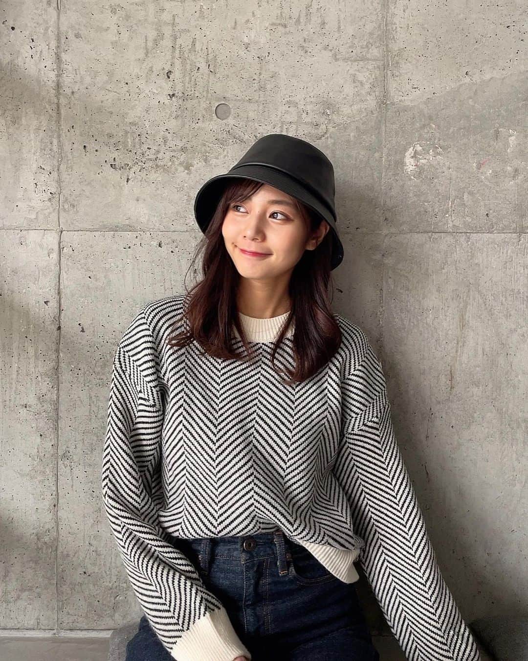 杉浦みずきのインスタグラム：「. 最近こういうゆるっとカジュアルスタイル多め😚 そういう気分なのだな  ・ ・ #ootd #私服 #カジュアルコーデ #ボーダーニット #バケハコーデ   @holidayandholiday_official」