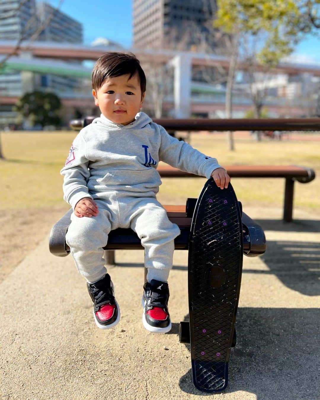 Mai Wakimizuのインスタグラム：「久しぶりに息子の記録。1歳7ヶ月になり、ついに2歳までのカウントダウンが始まってしまった！1歳半と言う年齢は、お喋りが急に上手になったり色んな表情や表現が出来るようになった、特別な1ヶ月でした♡ 口癖はとにかくアンパンマン！(アンパンマンの次に覚えたキャラクターはまさかの"バタコ"笑) 、プー出た(オナラが出た時)、落ちた！あった！あっぷっぷー！ 得意芸は投げキッス、頭を抱えながらオーマイガー、指でハートを作りながらラブー♡両腕を組んでカッコイイポーズ(写真3枚目)。 好きな曲はおかあさんといっしょのからだダンダン、季節外れだけどどんぐりころころ、なんじゃもんじゃにんじゃ。 うんちが出たらお尻を触りながらうんち！と教えてくれたり、ゴミ箱にポイが出来たり(その時私と主人は"はじめてのおつかい"の歌を後ろで歌うのが定番。笑)、ワンワンを見つけると一目散に撫でに行こうとする♡(5枚目) お着替えも爪切りも髪の毛乾かすのも食事の時に手を綺麗にすることも全部自らしたがるのに、歯磨きだけは毎日一苦労。笑 食べることは相変わらず大好きで3食驚く量を完食する(例えばチャーハンは大人の1人前ペロリ)。おかげで体重12㌔のガッチリboyです♡ そして今日の写真1枚目、スケーターなりきり風♡ #1歳7ヶ月#1歳男の子」