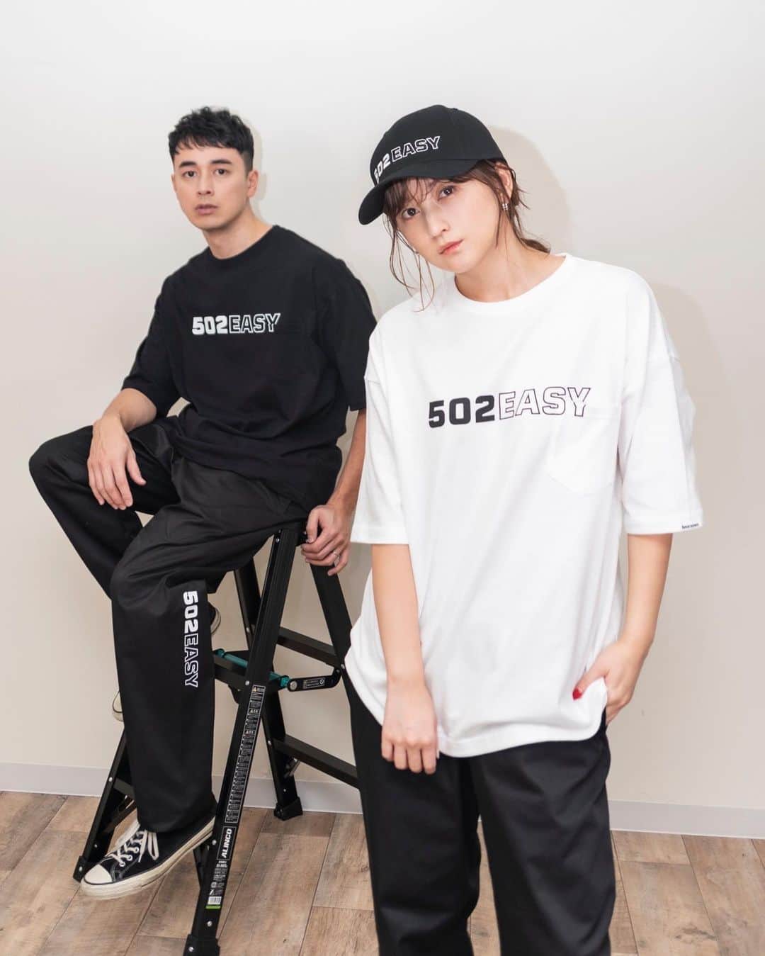 のインスタグラム：「⁡ 来月3月5日で【502EASY】は1周年を迎えます✨ ⁡ 支えてくださるみなさんのおかげで @502easy はこうして成長を続けられています‼️  ⁡ @502easy を愛用してくださっている全ての皆さん、本当にありがとうございます🥺❤️ ⁡ そして‼️なんと‼️✨  1周年記念アイテムを発売することになりました👏💕 ⁡ 前々から温めていたワークシリーズです‼️✨ ⁡ 詳しくは明日21:00からインスタライブを、やるのでそちらを見てもらえると嬉しいです⚡️ ⁡ 今後こんなアイテム欲しいなぁ...とかありましたら下のコメント欄に書いてもらえると嬉しいです❣️ ⁡ #502EASY #502EASYコーデ #小松彩夏 #こまっちゃん #ストリート系女子 #ストリートファッション #ストリートコーデ #ストリートカジュアル #メンズライク #メンズライクコーデ #カジュアルファッション #カジュアルコーデ #秋コーデ #大人ストリート #ボーイッシュコーデ#大人カジュアル #古着女子 #ボーイッシュ女子 #ボーイッシュ #オトナカジュアル #ゆるコーデ #ジャケット #ワーク #ワークシリーズ #1周年 #記念アイテム」