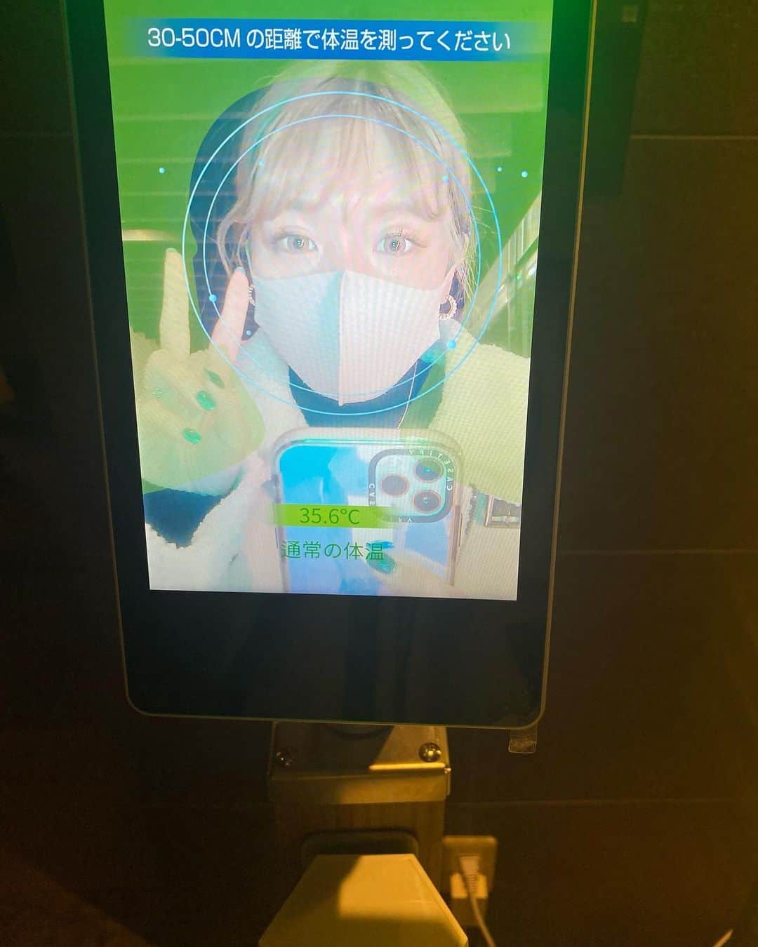 DJ CHI☆MEROのインスタグラム：「🐄🧽 . . そういえば来年には二重整形して 背脂と同化したいって目標を既に達成したので 世界一分かりづらい写真で報告します🐄 . 10年以上絆創膏で二重作ってたから 瞼がたるんで難しいって言われたけど めっちゃ上手で毎朝ハッピーです🥸ポッポ〜🥁 . ねねちゃんありがと💞」
