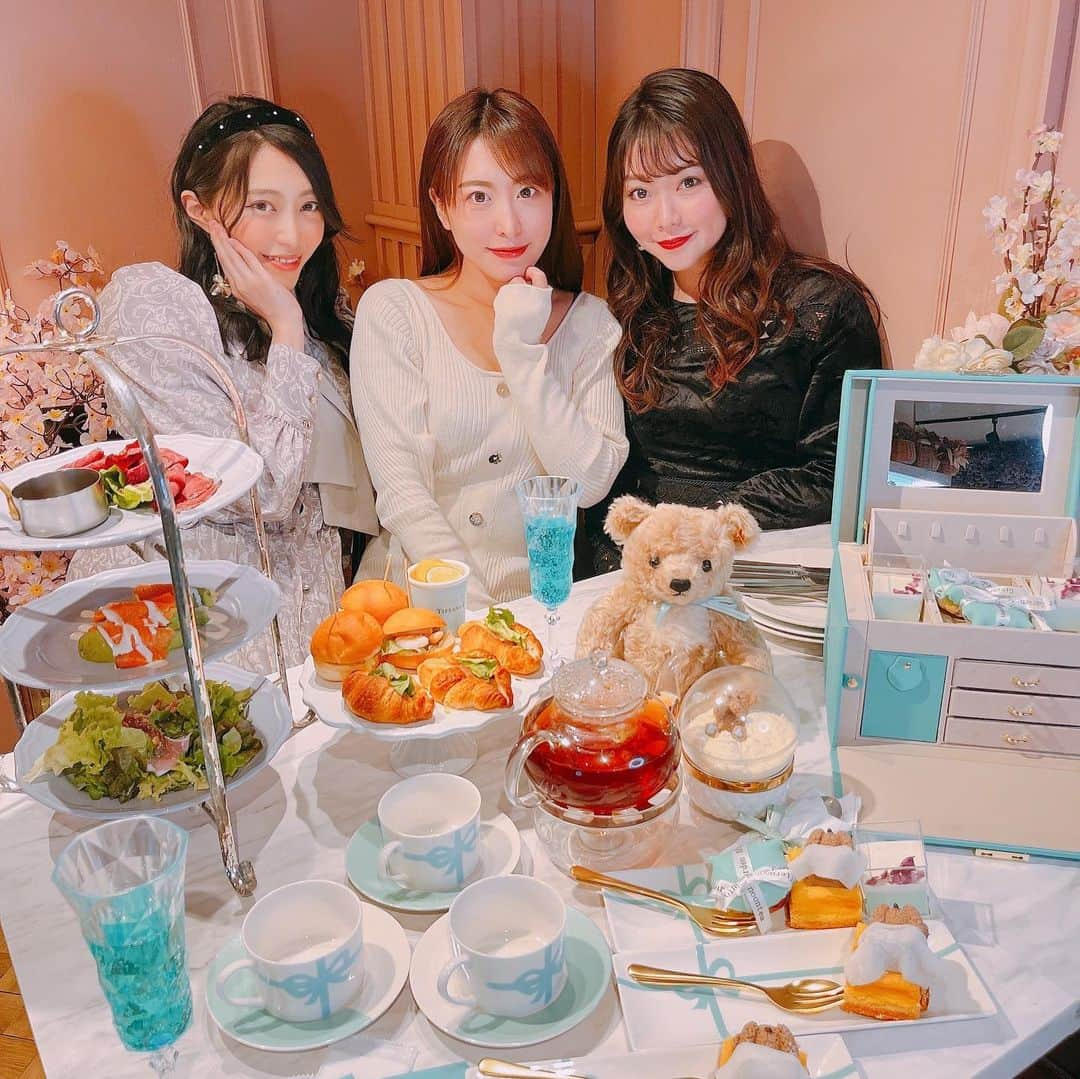 浅香美咲のインスタグラム：「カフェに行ってきた🌷 かわいい🧸💓 こういうとこ初めてで緊張🤣  #aoyamagingergarden #cafe #青山カフェ #表参道カフェ #afternoontea #tiffany」