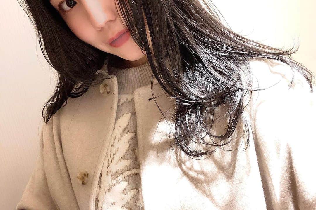 MAYUKIのインスタグラム：「少し前にmerryで カラーしてきたよ✌🏻🤍 . いつものカラーお気に入りです🥰！ カラーが長持ちなところも◎！ . merry shibuya @merry_shibuya . ☎️0357845839 📍渋谷区神南1-13-10 EGGビルB1 . #merry #merry_shibuya #merryshibuya #shibuya #hotd #hair #haircolor #haircut」
