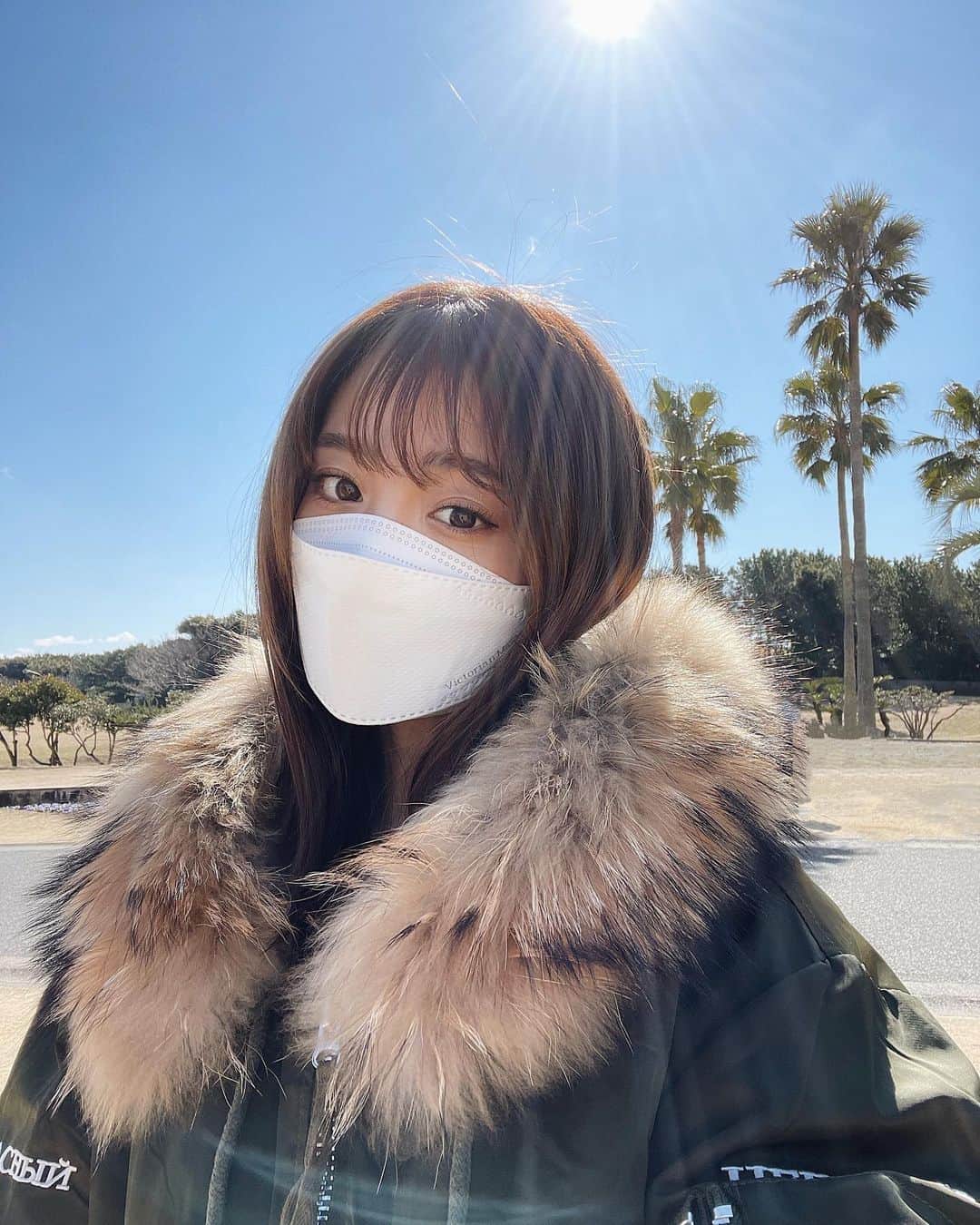 志田友美（ゆうみん）のインスタグラム：「😷🤍　  小顔に見せてくれる韓国マスク💭  肌に優しい4層構造素材で着け心地が良いし、なんといってもこの形メイクが崩れにくいのよ💄  だから色付きリップ塗ったあとでもすぐつけれるよ👋🏽 　  個別包装で衛生的に持ち運べるのも✌🏽  #ヴィクトリアンマスク #victorianmask #韓国マスク  #KF94マスク  #PR」