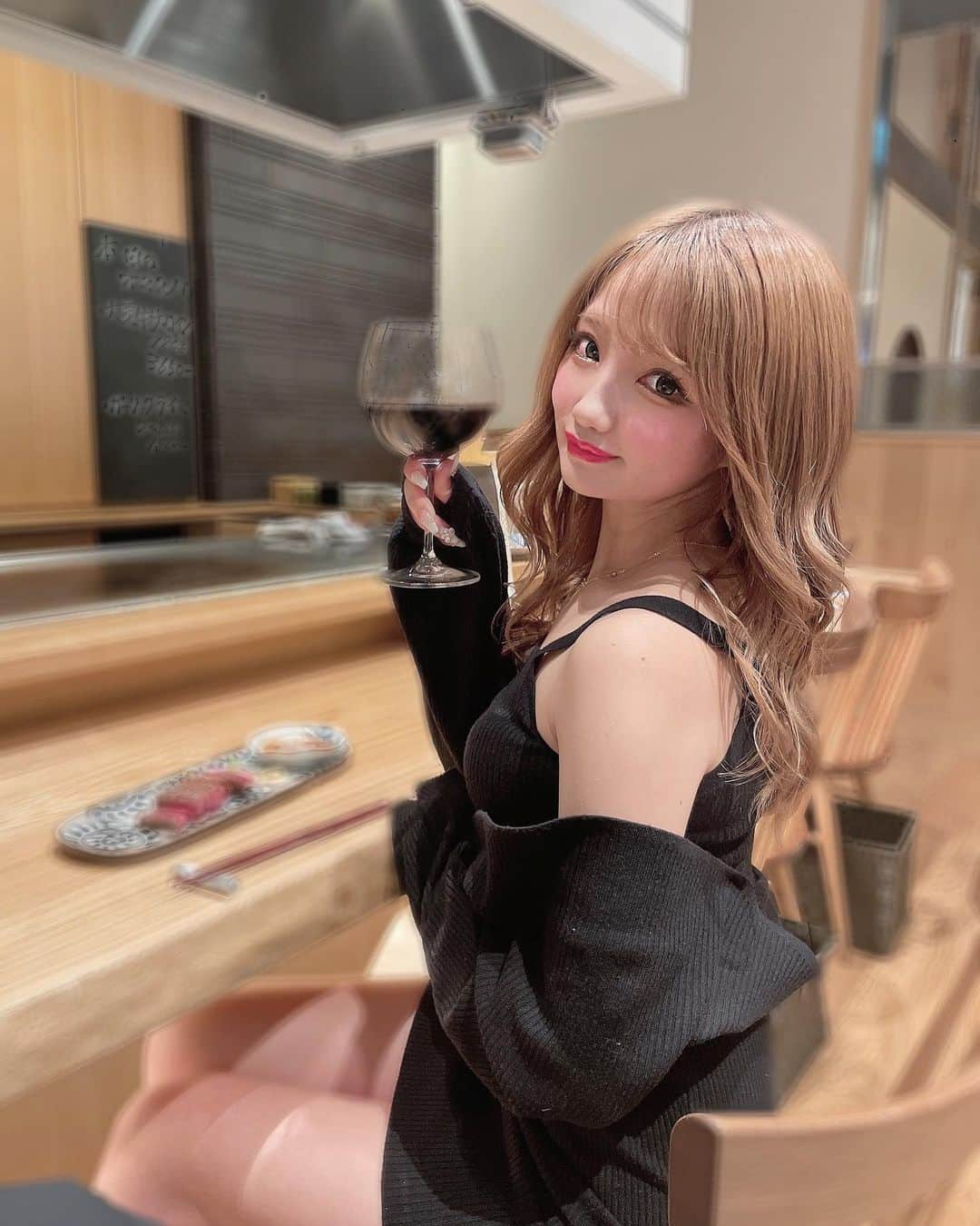 まゆぴちゅーさんのインスタグラム写真 - (まゆぴちゅーInstagram)「昼間からワインを飲んで 顔が茹でダコちゃんの図🐙🥴🍷❤︎（笑） . . 昨日の投稿、 みていただいた方、DMやコメント、イイネも してくださった方、ありがとうございます🥲🌼  がんばりますっっ！ まだ見てない方は見てくれたら嬉しいな🐶❤︎ . . この日はお昼からプチ贅沢に、 渋谷のTOKYU PLAZAの中の 『OSAKAきっちん。』で鉄板焼きコースを 食べてきましたーんっ🍴🍖💓  ▶︎ @osaka_kitchen.shibuya  前菜からサラダもとっても美味しくて、 大ぶりのホタテや牡蠣などの おいしい海鮮もあって、、、🦪💓  ふわふわのチーズ入りとんぺい焼きや 牛すじ炒め、鉄板のステーキとお好み焼き、 デザートまでついて大満足でした🤤💓💓  ぜーーーんぶ味付けとかもめちゃ美味しい💓！！ . . 赤ワインが合いました🍷❤︎（笑）  ワイン飲むとすぐ顔赤くなる、、、🙊 . . . #osakaキッチン #渋谷グルメ #渋谷ランチ #渋谷ディナー #鉄板焼きランチ #鉄板焼きディナー #贅沢ランチ #東京グルメ #赤ワイン好き #お好み焼き #おしゃれランチ #tokyuplaza  #JUNGLE東京 #ジャングル東京 #jungletokyo」2月20日 21時03分 - mayu_03pichu