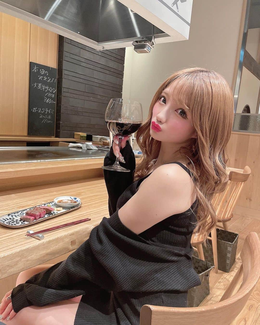 まゆぴちゅーさんのインスタグラム写真 - (まゆぴちゅーInstagram)「昼間からワインを飲んで 顔が茹でダコちゃんの図🐙🥴🍷❤︎（笑） . . 昨日の投稿、 みていただいた方、DMやコメント、イイネも してくださった方、ありがとうございます🥲🌼  がんばりますっっ！ まだ見てない方は見てくれたら嬉しいな🐶❤︎ . . この日はお昼からプチ贅沢に、 渋谷のTOKYU PLAZAの中の 『OSAKAきっちん。』で鉄板焼きコースを 食べてきましたーんっ🍴🍖💓  ▶︎ @osaka_kitchen.shibuya  前菜からサラダもとっても美味しくて、 大ぶりのホタテや牡蠣などの おいしい海鮮もあって、、、🦪💓  ふわふわのチーズ入りとんぺい焼きや 牛すじ炒め、鉄板のステーキとお好み焼き、 デザートまでついて大満足でした🤤💓💓  ぜーーーんぶ味付けとかもめちゃ美味しい💓！！ . . 赤ワインが合いました🍷❤︎（笑）  ワイン飲むとすぐ顔赤くなる、、、🙊 . . . #osakaキッチン #渋谷グルメ #渋谷ランチ #渋谷ディナー #鉄板焼きランチ #鉄板焼きディナー #贅沢ランチ #東京グルメ #赤ワイン好き #お好み焼き #おしゃれランチ #tokyuplaza  #JUNGLE東京 #ジャングル東京 #jungletokyo」2月20日 21時03分 - mayu_03pichu