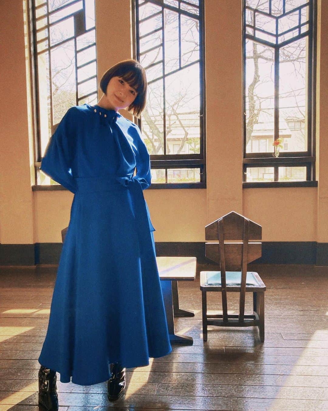葵わかなのインスタグラム：「BARFOUT！ 2022年3月号 vol.318  2月18日に発売になりました！  もう手にとってくださった方いるかな…？  私はまだみれてないんだけど、撮影の時からすごく素敵な雰囲気だったので、完成をとても楽しみにしていたんです✨  パンツとドレスと、2styleで。  世界観が出ているといいなぁ！  インタビューでは「冬のライオン」についてと、自分自身の事についてもお話しさせていただきました。 担当してくださった、バフアウトの編集の堂前さんとは、2019年に一緒にアメリカのポートランドに行ってから、何回もお仕事をさせていただいていますが、目に見えない気持ちをどんな言葉で表現するか、ということを大切にしてくださる方なので、お話ししていると本当に心地がいい、みたいな不思議な気持ちになるんです。 言葉にならなかった言葉も聞いてくださるというか。  会話の中で「私、こんなこと思ってたの？！」って自分が1番びっくりたりして本当に不思議なんです😂  そんな風に掬い取っていただいた言葉たちも、楽しんで読んでいただけると嬉しいです。  さてさて、「冬のライオン」は初日まで1週間をきりました！ 大詰めです。ここにきて自分的にシーンがひっくり返るような新たな発見があったりして、わくわくしたり、ドキドキしたり😱笑  お届けできるのが楽しみです！  #冬のライオン」