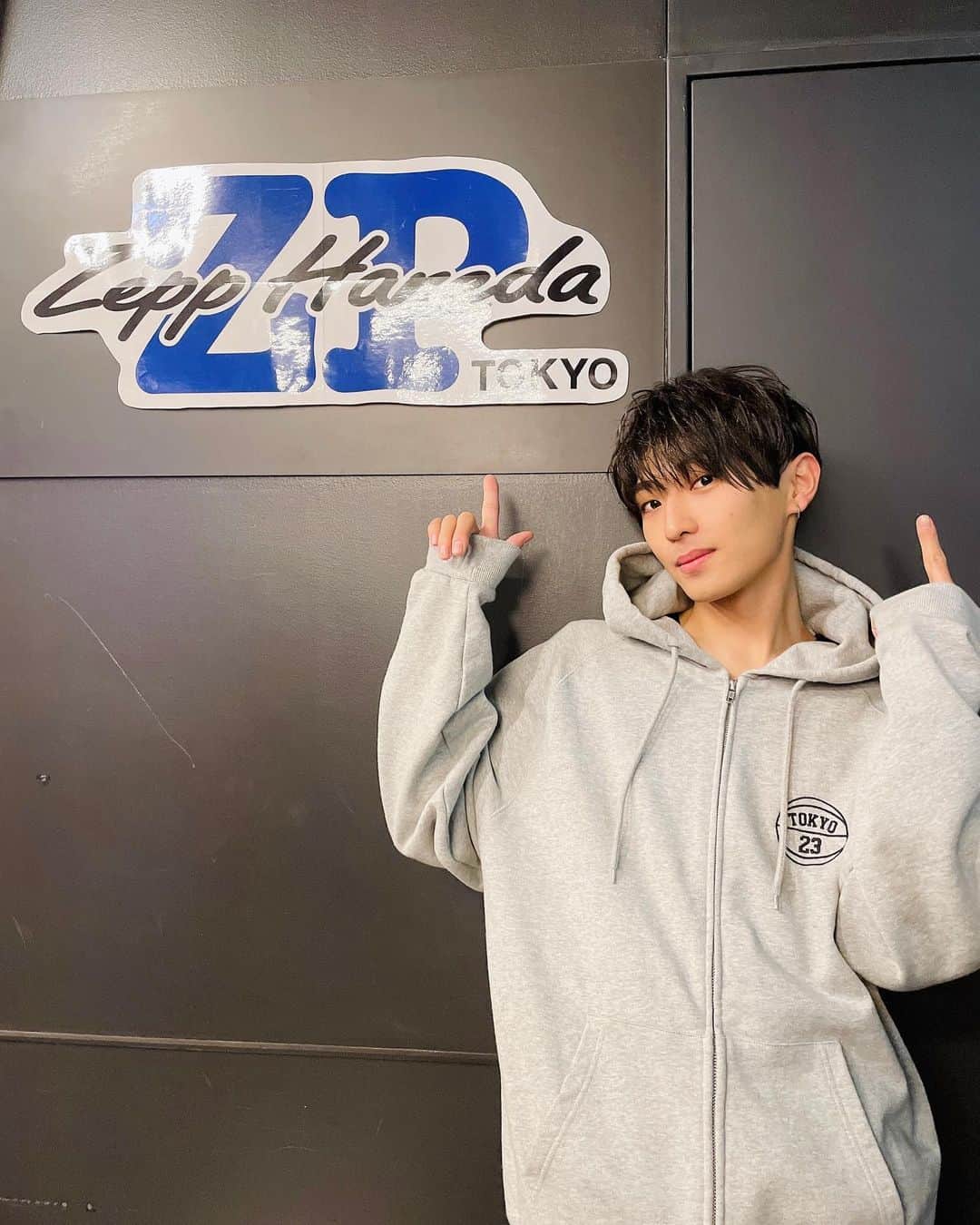 赤名竜之輔のインスタグラム：「VOYZ BOY LIVE 2022  「stories」  言葉にできないくらい楽しかったです!!!!!  のすけファミリーがいてくれたからです♪ ありがとうございました^ ^  たこ焼き王子 どうでしたか？😂  まだまだこれからです。 皆さんに感動を届けられるようにもっと頑張ります！  これからも応援よろしくお願いします😉  ps.ブレイン田中が観に来てくれました♪ 久しぶりに会えて嬉しかったよ^ ^」