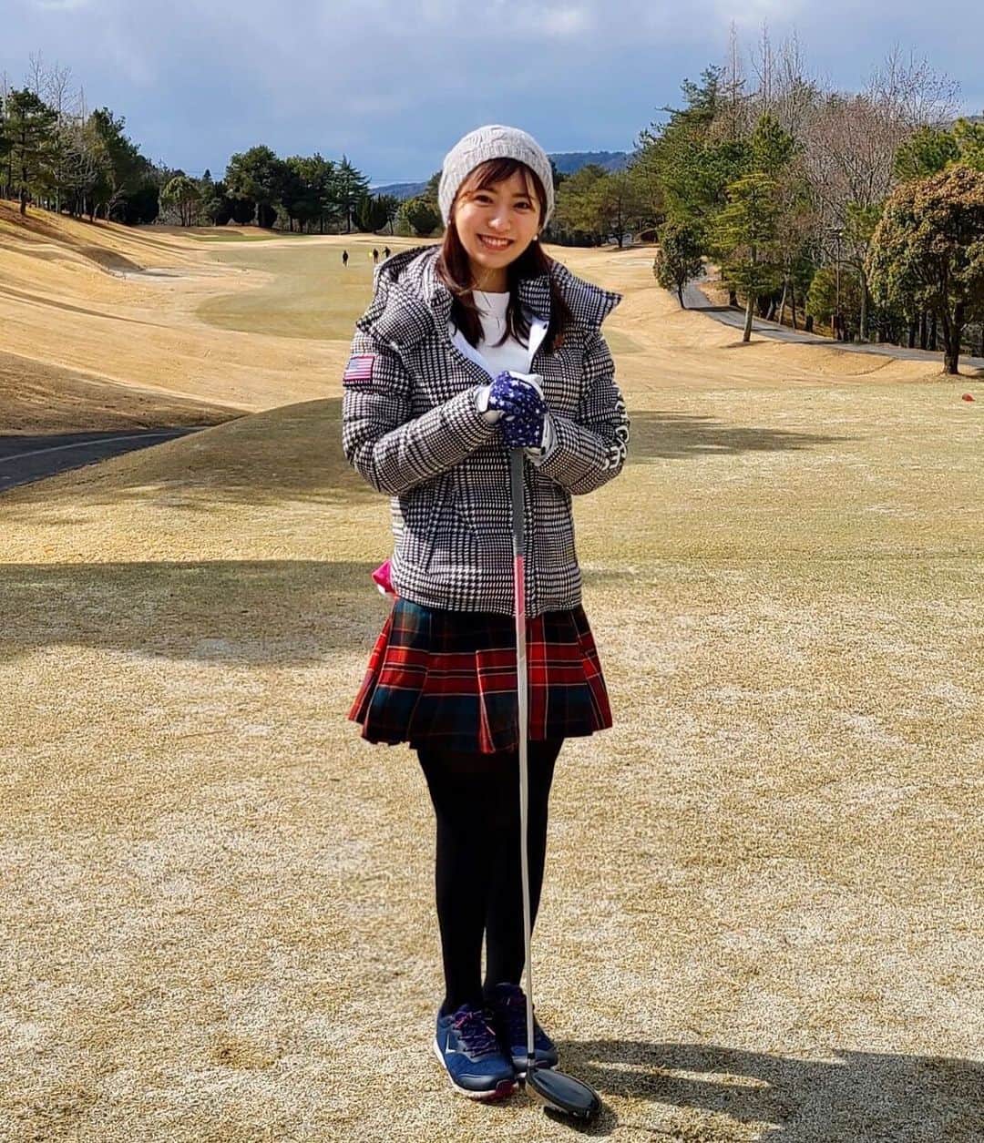 のインスタグラム：「🏌️‍♀️ . 晴れてるのに雪が降ってきたり 不安定な天気の中でのゴルフ⛳️ 楽しい1日でした☺️ . #ゴルフ #ゴルフ女子  #後半 #ドライバー #絶好調 #代わりに #アプローチ #絶不調 #パーリーゲイツ #parlygates」