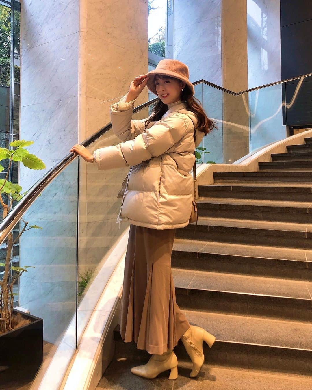 のインスタグラム：「#カメパ ありがとうございました😌 2日間で10時間もラジオの生放送ができたこと、とっても楽しかったです💓  ラジオ最高だよなぁ😌❤️❤️  礼央さんに作っていただいた曲『アナタのトリコ(仮)』も無事完成しました〜！！👏😭✨  ラジオの魅力にどっぷりハマってしまったわたしの実体験を元につくっていただいた曲です♪  17時台頭にフルで初めてかけましたが  早く配信なりCD化なりみなさんに届けられるように礼央さん、関係者のみなさんと頑張ります！💓  今日のミスカメレオンは『ギリギリぶっつけ！イントロクイズ〜冬の曲〜』に挑戦しました🥺  絶対できると思ったの！！！ 惜しいのが増えたから少しずつだけど前に進んでる気がするっ😤✨  しかし小林旭さんていなかったかねぇ🥺「天下人」出してなかった？？🥺💿  気になった方はradikoをチェックしてね🐶💓💓  #ラジオ#カメパ#ラジオパーソナリティ#ファッション部 #ファッションコーデ #冬コーデ#snidel#milaowen #randa#gucci」