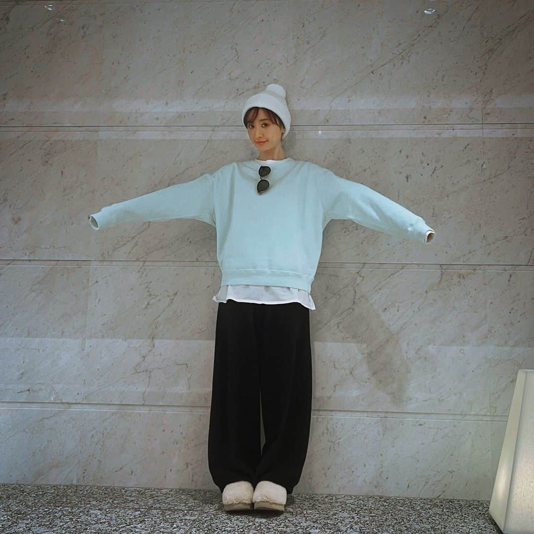 松本まりかのインスタグラム：「よく見て？ 飛んでるよ 🛬🛫😲  KNIT CAP @newerajapan  BLUE SWEATSHIRT @astraet_jp  Inner SHIRT @plage_jp @plage_collection  SWEATPANTS @aton_tokyo  SHOES @uggjapan  SUNGLASSES @celine   #最後はムンクが叫んでるよ😲」