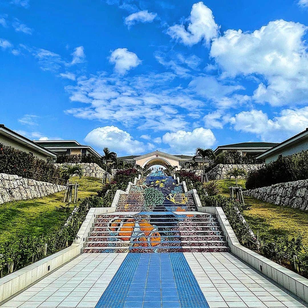 櫻井麻美のインスタグラム：「階段を降りて振り返ると圧巻のモザイクアート✨✨ ・ #来間リゾートシーウッドホテル  #モザイク  #モザイクアート  #モザイクタイル  #宮古島  #ロケ撮影」