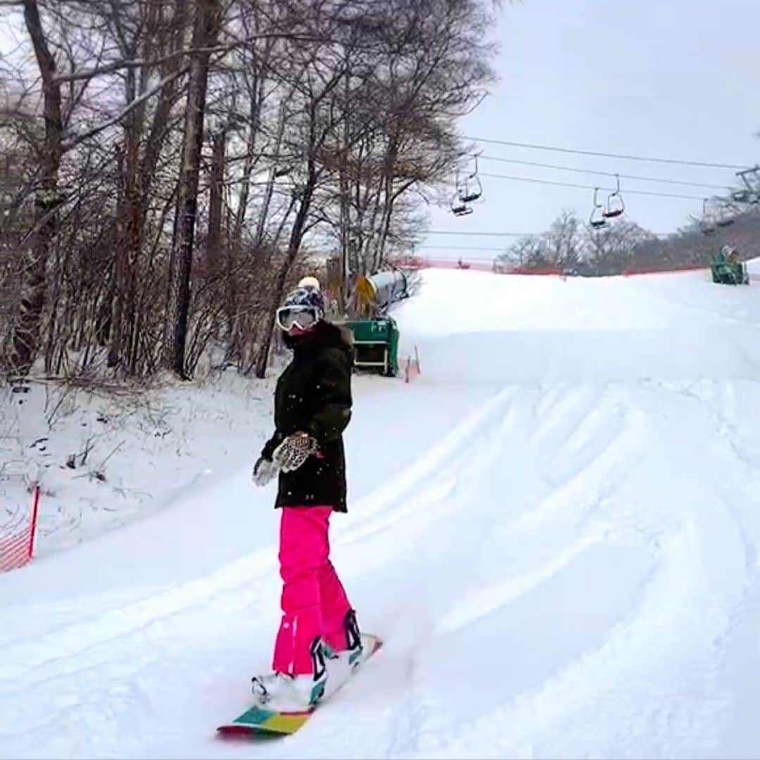 大原かおりのインスタグラム：「4年ぶりにスノーボードへ🏂💕 ☺︎ オリンピックを見すぎてて… 自分もあのくらい滑れる様な 錯覚を起こして挑みましたが😋🤟 久しぶりすぎてバランス取るだけでも 一苦労でした〜🤣🙌w  オリンピック選手の迫力は 本当に素晴らしかったですね👏🤩🇯🇵 ☺︎ 私は小さい頃から頭も良くないし 運動神経もメチャクチャ悪かったので 色々なトラウマがあって自分に自信が持てない人生を ずっと歩んでいるのですが🙈💦  久しぶりにスノーボードをして 29度の傾斜に怯えて勢いを出せなかった自分がいて😕  スポーツも人生自体も。。 もっと自信を持って生きていかないと😌💡 と、自分の弱点に気付けた良い『旅』となりました。 たまに お休みを取るのも大切ね♡♡ ☺︎ これからの人生も笑顔いっぱいの 楽しい日々を過ごせる様に… 自分との勝負に勝っていきたいと思います😆🤟  悩みのある方〜☺️👉 毎日色々とあると思いますが 頑張って乗り越えていきましょうね❤️ 1秒でも多く口角上げて笑顔でいよう😋  ⑅*⸌◡̈⸍*⑅  #スノーボード #軽井沢 #軽井沢プリンスホテル #軽井沢プリンスホテルスキー場 #オリンピック #見すぎて #錯覚 #4年ぶり #ドキドキ #楽しかった #いや #楽しすぎた #筋肉痛 #まだ来ない #全部雪のせいだ #ならぬ #全部 #歳のせいだ #😂😂😂 #人生山あり谷あり #日々勉強 #日々努力 #46歳 #人生ゲーム #思いっきり #楽しもうね #☺️❤️」