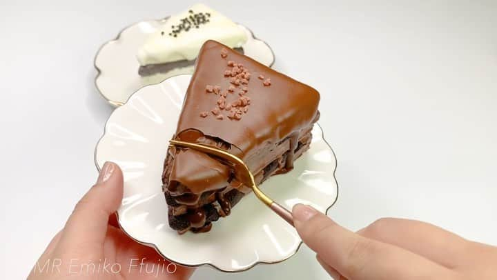 Emiko Ffujioのインスタグラム：「🍫🍰🍩🍰🍫🍰🍩🍰🍫🍰🍩 【Candle clay cracking chocolate cake slime】 YouTube(short ver.) #claycracking#chocolatecake#foodslime#cakeslime#sweetsslime#clayslime#waxslime#sweetsslime##diyslime#slimevideo#asmrslime#asmr#スライム#チョコレートスライム#食べ物スライム#スイーツスライム#ケーキスライム」