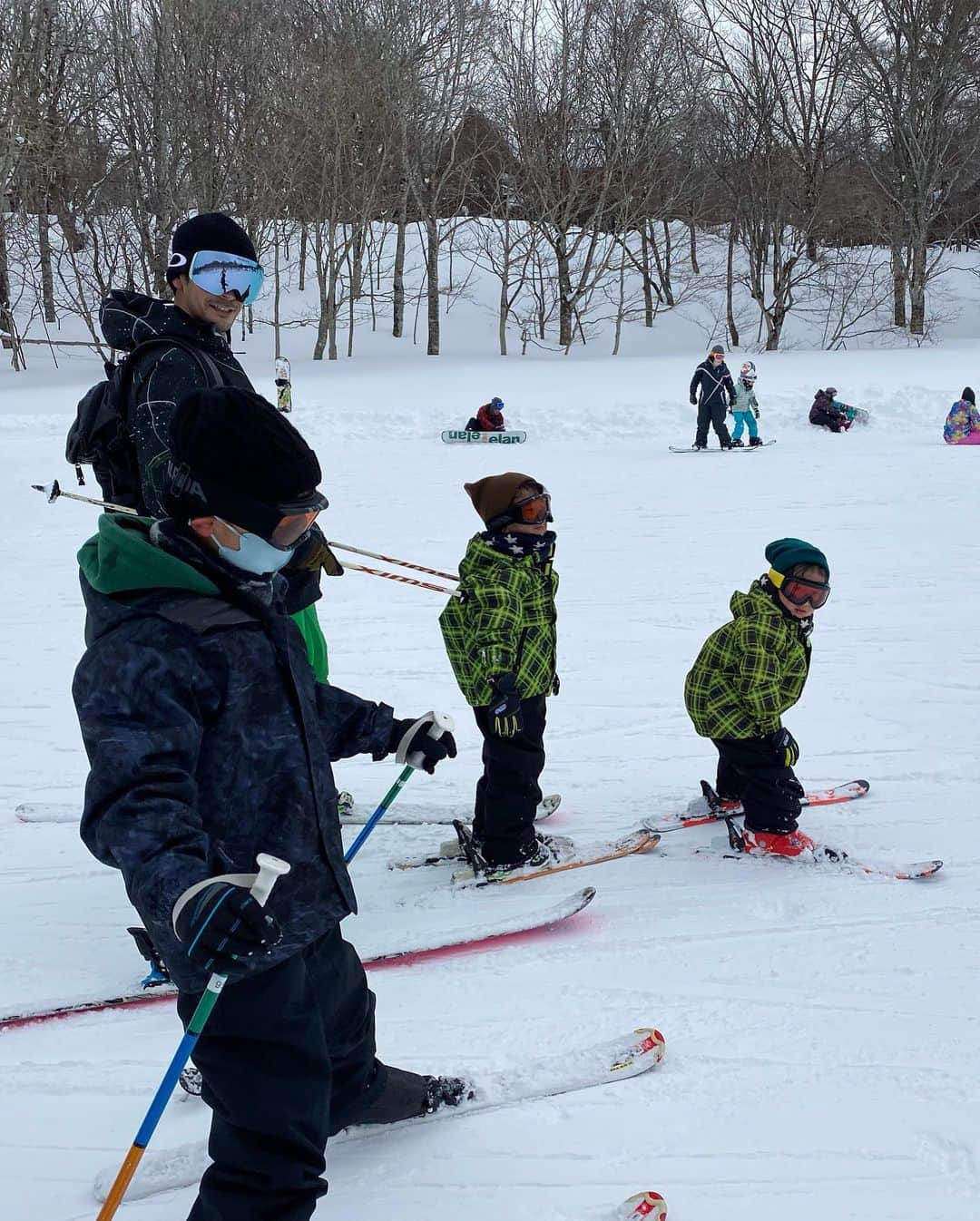 久保田裕之さんのインスタグラム写真 - (久保田裕之Instagram)「うちの5人家族でスキーに行く時、どうやって滑ってくるの？という質問があったので🤣  長男は1人で、双子の2人はこうやって前に挟むしか方法はないです🤣🤣 でも次の日は足が筋肉痛でプルプル💦  長男は先日じいじに教えてもらったスキーをママに見てもらい、初心者のママに一生懸命教えていたのは微笑ましかったよ🎿  #前から見ると#1人に見えて#実は#2人#がっちゃんこ #雪の#コンディション#抜群#まずは#子供達#に#スキーを楽しませよう #家族スキー#スキー」2月21日 7時38分 - hiroyuki_kubota_