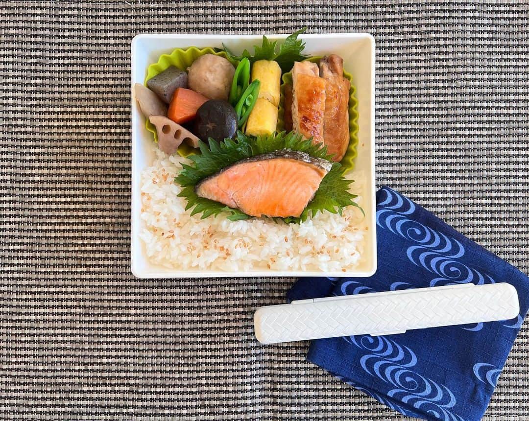 駒田奈美さんのインスタグラム写真 - (駒田奈美Instagram)「・ ・ ・ 『お弁当』 ・ ・ 久しぶりのお弁当 今日は鮭と鳥の照り焼き弁当です ・ 煮物と玉子焼きも一緒に ・ ・ 今朝は快晴の千葉です♪ ・ やっぱりお天気は気持ちいい！ ・ ・ 月曜日ですね 今週も良い1週間となりますように ・ ・ ・ #駒田奈美#モデル#アラフィフ＃美魔女#お弁当#高校生#高校生男子#高校生弁当 #お弁当おかず #お弁当作り楽しもう部 #おべんとう #おべんとう記録 #おべんたぐらむ」2月21日 8時05分 - nami.komada