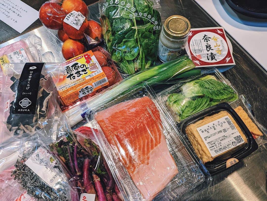 寺井幸也さんのインスタグラム写真 - (寺井幸也Instagram)「奈良の旅。 初日の夜は近鉄奈良駅近くの 商店街にある八百屋さんや @kidera_no_ie  お宿の方にオススメ してもらった魚屋さんなんかを巡り食材を集め、 料理をしました😌 　　　　 ㅤㅤㅤ いわゆる観光地を巡るのは もちろん楽しいけど、 旅先で地元の人たちと 同じように買い物して その土地ならではのものを 集めたりして自分で作ったり するって、むしろその街を知れますよね😉 　　　　 今回作ったのは ・ひらめとブラッドオレンジの カルパッチョ ・厚揚げと木耳の奈良漬炒め ・サーモンと蕾菜の麹焼き ・鶏肉とちぢみほうれん草の 炒めもの 　　　　 @kidera_no_ie  #奈良の日常を旅する  #井坂鮮魚店」2月21日 8時26分 - yukiya.terai