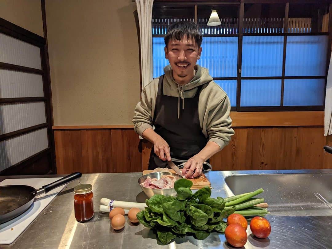 寺井幸也さんのインスタグラム写真 - (寺井幸也Instagram)「奈良の旅。 初日の夜は近鉄奈良駅近くの 商店街にある八百屋さんや @kidera_no_ie  お宿の方にオススメ してもらった魚屋さんなんかを巡り食材を集め、 料理をしました😌 　　　　 ㅤㅤㅤ いわゆる観光地を巡るのは もちろん楽しいけど、 旅先で地元の人たちと 同じように買い物して その土地ならではのものを 集めたりして自分で作ったり するって、むしろその街を知れますよね😉 　　　　 今回作ったのは ・ひらめとブラッドオレンジの カルパッチョ ・厚揚げと木耳の奈良漬炒め ・サーモンと蕾菜の麹焼き ・鶏肉とちぢみほうれん草の 炒めもの 　　　　 @kidera_no_ie  #奈良の日常を旅する  #井坂鮮魚店」2月21日 8時26分 - yukiya.terai