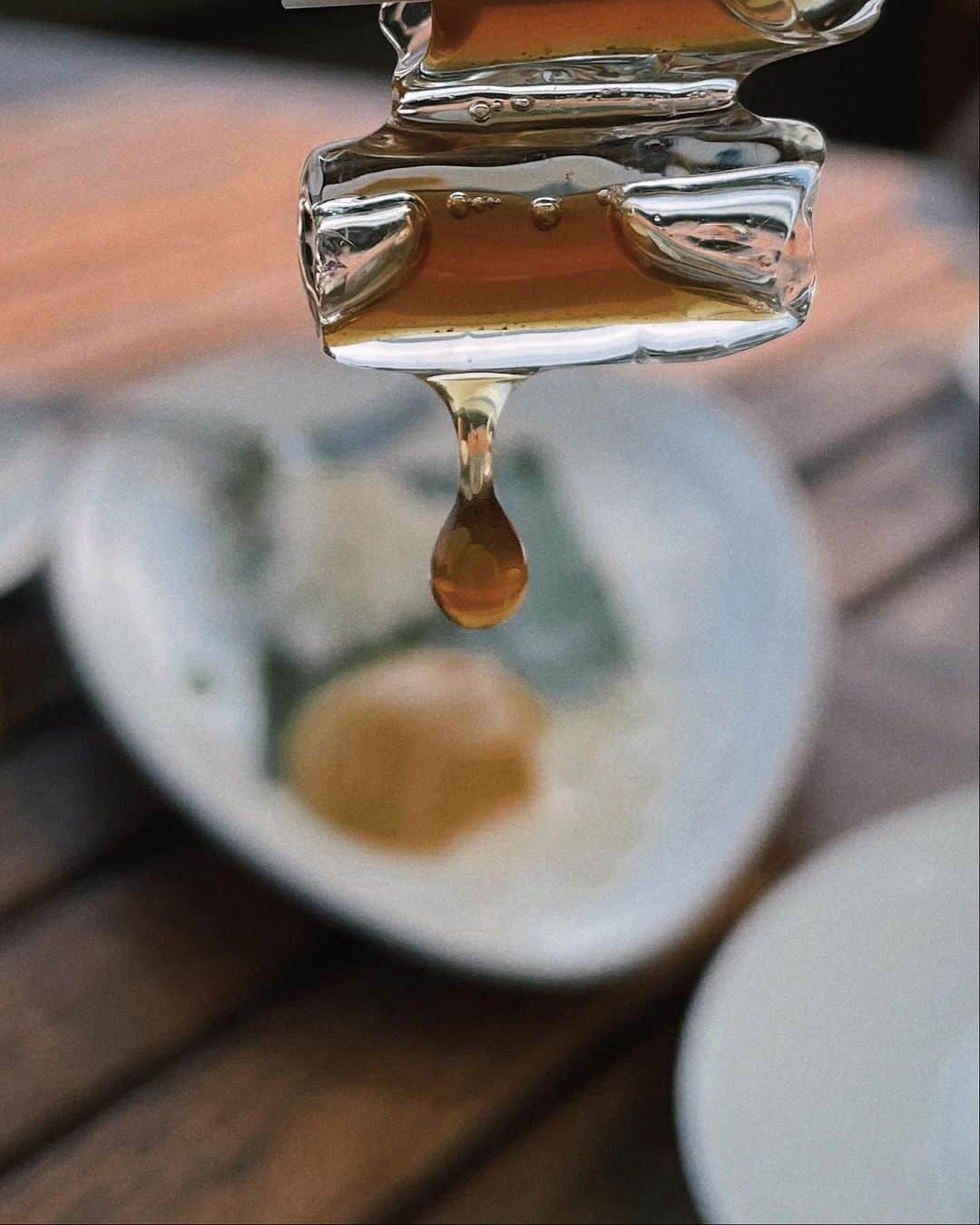 ズザンナ・ヤカボスさんのインスタグラム写真 - (ズザンナ・ヤカボスInstagram)「kávé jéggel, fahéjjal, rozmaringgal, citrommal - felírva 📝💭」2月21日 0時21分 - zsuzsubell