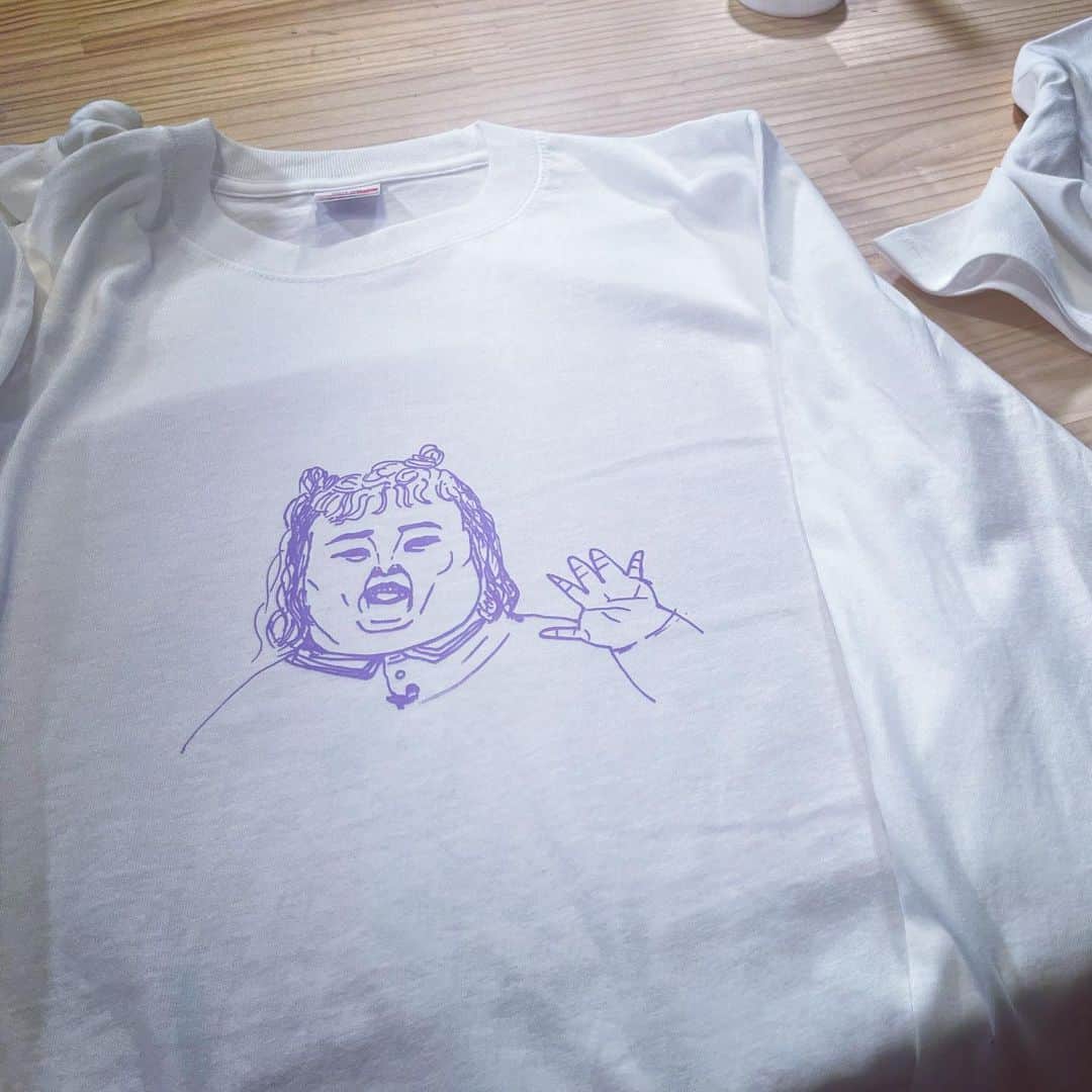 福田麻貴のインスタグラム：「. 力作  ロケで作った一点もの(のつもりがなぜかカメラマンさんが欲しがったのでカメラマンさん用のTシャツも作りました)。」
