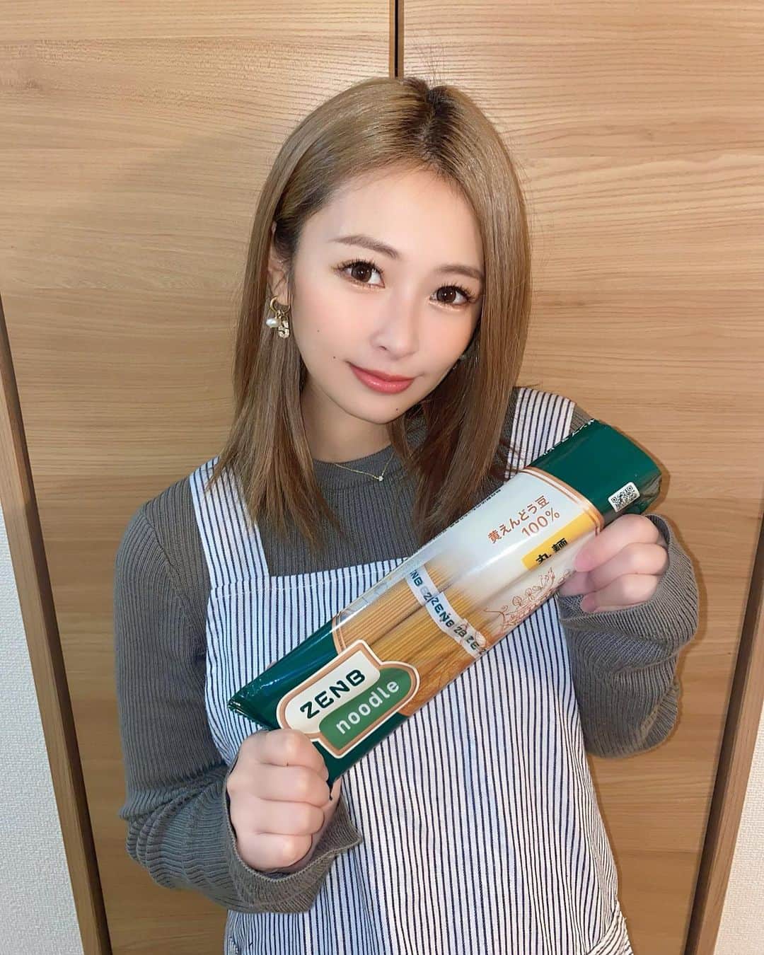 IORIのインスタグラム：「・ 久しぶりにお家帰ったら 健康オタクのママからおすすめしてもらった 全部お豆出てきたパスタ！！🌿 ・ ・ お試しで食べたけど、普通のパスタより 全然おいしくて、個人的には好き💓 ・ ・ いいものはすぐにお金をかけてしまう🥰 リピ確👌 ・ ・ ・ そんなことより髪の毛染めなきゃ🗿 ・ ・ ・ ・」