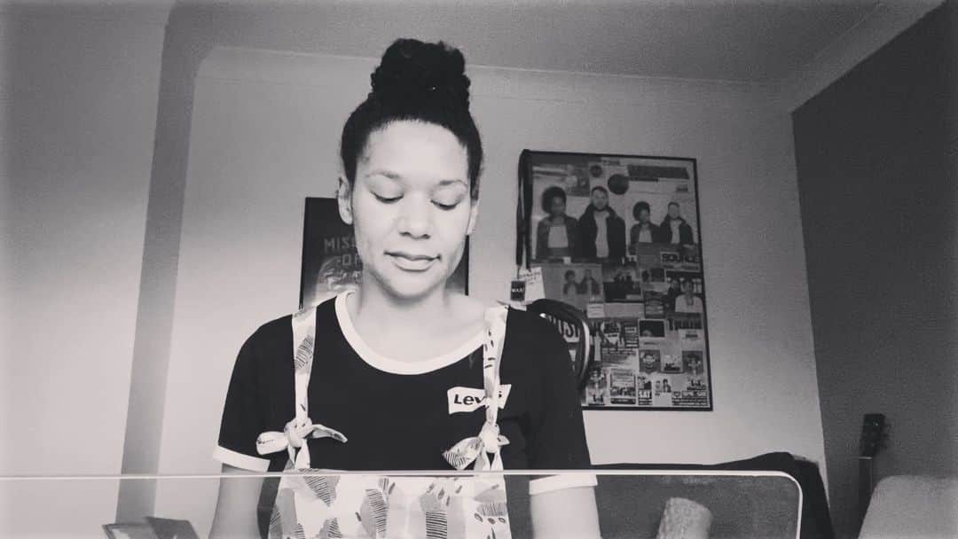 アヌーシュカのインスタグラム：「Writing some songs got distracted by Frank….」