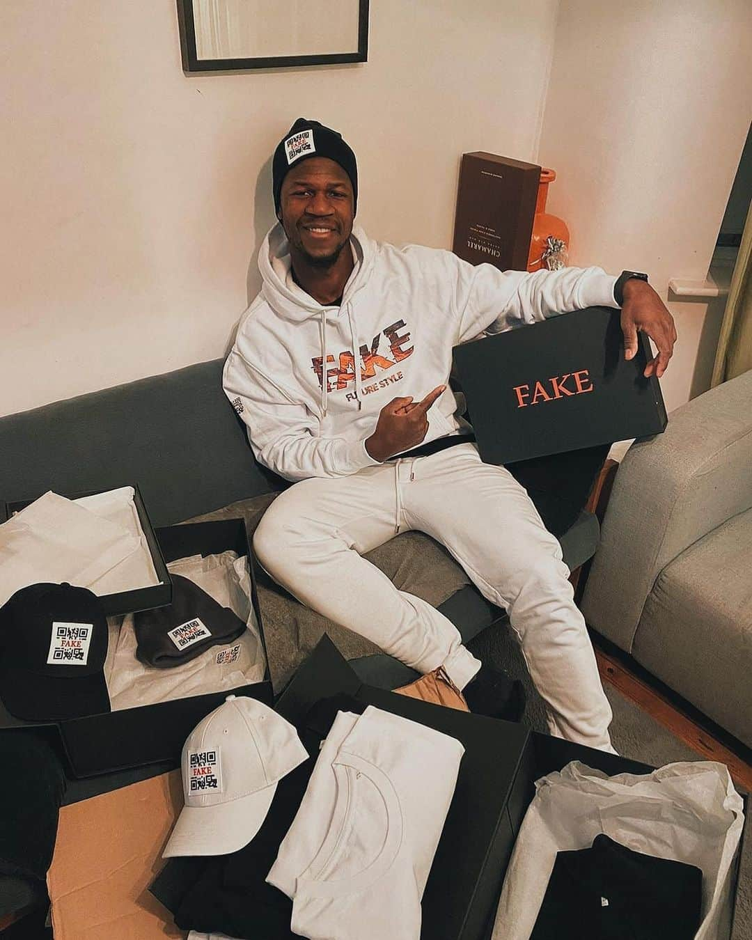 ステファン・サマのインスタグラム：「What’s up guys!  Hope you’re all enjoying the weekend despite the crazy weather.   I am very excited to announce my collaboration with @fake.future.style an up and coming clothing brand from germany that deliver high quality and sustainable luxury products.  I have been looking forward to be working with them and  If you know me, you know that I don't like to dress like everyone else! FAKE is probably one of the most underrated new brands out there, so obviously I just had to make this happen.  Of course I couldn't just think about myself, so I had to get you guys a discount code (Stephen_X_FAKE)  Please go and follow their Instagram account, and look out for future giveaways!」