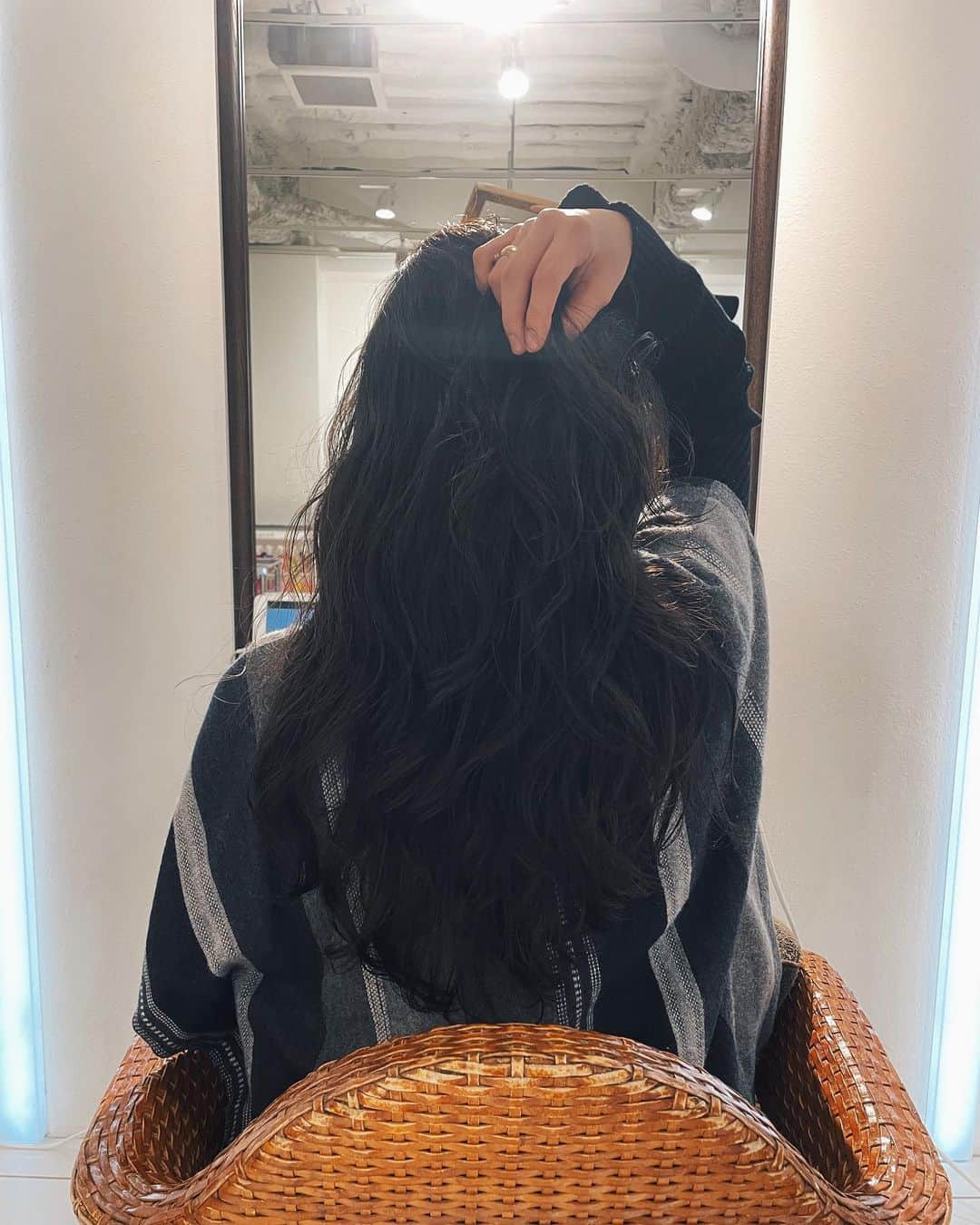 橘佳奈のインスタグラム：「3ヶ月以上仕事やらで行けてなかった美容院へ先日やっとこさ行きまして、思い切って人生初のパーマかけました💇🏻‍♀️  テンパっぽく、普段コテで巻くことも多いのでコテの手間も省きたくw デジタルパーマへ🦱  イメージを実現させてくれたのは @miki_tsuchida さん👏🏻 イメージ通りで感謝🥲ポイントは前髪のくねくね。  @sayaka_yamamoto_official の最近の髪型がすごく似合っててミキさんを紹介してもろいました、さやちゃんありがと🤍  仕事してても最低限のお洒落はしたい。自己満。ある意味やる気スイッチなんです🔌  ミキさんほんとにありがとう🦄🙏🏻  #セットが10分で終わる #神時短 #そいえばしれっとアイコン変えました #撮影時のカメラテストの際にでAyaが撮ってくれたやつ #撮られるの久々すぎて恥ずかしかったよ #フォトバイアヤ @aya_dream04 ありがとう❣️🙏🏻」