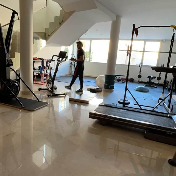 ハビエル・パストーレのインスタグラム：「💪 trabajo con el @tomivogliotti.ef 💪」