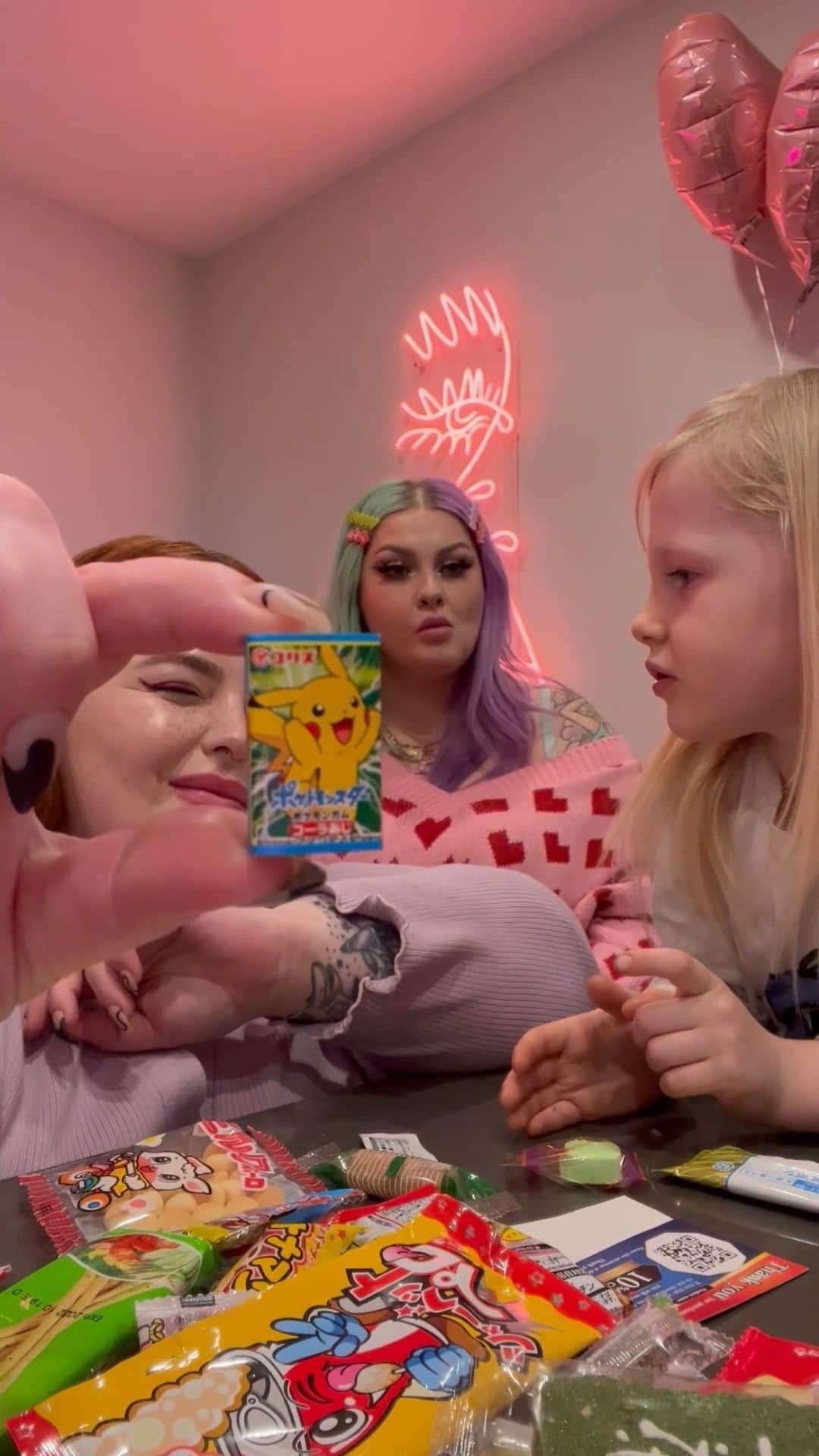 テス・ホリデーのインスタグラム：「Bowie’s Taste Test - Episode 10🇯🇵 Trying Japanese candy from Grandma Lisa with our friend @alyssamarieartistry! I clearly have no backbone and kept letting Bowie try more and more things, but that’s because we really loved them all! Thanks so Grandma Lisa for sending such a fun package of treats for us to try 🥰 Which country’s candy should we try next?🌍」