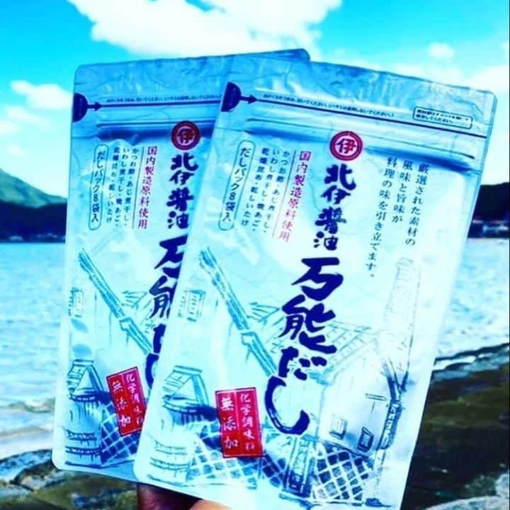 井手智さんのインスタグラム写真 - (井手智Instagram)「こんにちは ご協賛並びに御世話になっている @kitaishoyu 様のご紹介です  今月は以前もご紹介させていただいた 【万能だし】のご紹介を再度掲載させていただきます(^^)  名前の通り【万能】そのもの。おでんや、鍋料理、煮物に茶碗蒸し、お味噌汁など ダシを使う料理であれば何にでも使えるという代物  更には8g ずつ個包装された、だしパックになっていて、かつおぶし、あじ煮干し粉末、昆布など国産原料を使用し化学調味料などを一切使用せず製造されております。  そして極めつけは、使用後のだしパックから中身だけを取り出し、醤油、みりん等で味付けをすると【ふりかけ】に変身するという1度で2度美味しいとはまさにこれのことだと思います。  ネット販売もされていますので、是非1度お使いになってみてください(^^)  #北伊醤油#万能だし#ふりかけ#個包装#かつおぶし#昆布#国産原料#おでん#茶碗蒸し#煮物料理  山上社長並びに従業員皆様いつもお忙しい中ありがとうございます☺️」2月21日 6時27分 - satoshi________________