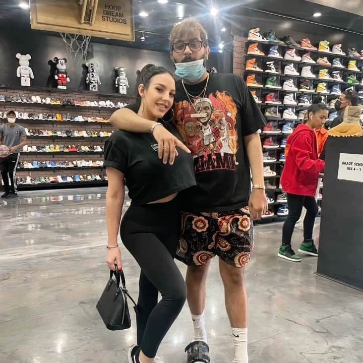 Brazzersのインスタグラム：「I went sneaker shopping at @coolkicksla 👟 Thanks @champagnepaki @jsnxoxo 🙏🏻」