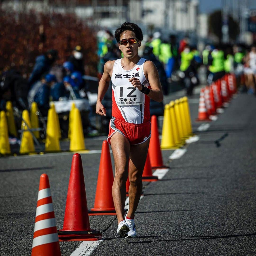 松永大介のインスタグラム：「日本選手権 4位　1:21'23  目標は1:20'00前後なら満点、1:21'00切れれば及第点。順位は2〜6位が目安でした。  目標も達成出来なかったし、ここまでの取り組みやレースの中でも後悔はありました。 だけどこの3年間と違ってやっと悔しいと思える競技者らしいレースが出来たかなと。  ようやく本当の復活に向けたスタートラインに立てた気がします。  「良かったね」「復活してきたね」 レース後、久しぶりに笑顔の多い会話が出来ました。  サポートしてくださってるスタッフの皆様 いつも一緒に歩いてくれる選手の皆様 ずっと応援してくださっている皆様 沢山の応援ありがとうございます。  次は輪島35km  勝負しにいきます。  Photo📷:EKIDEN NEWS さん　@ekiden_news」