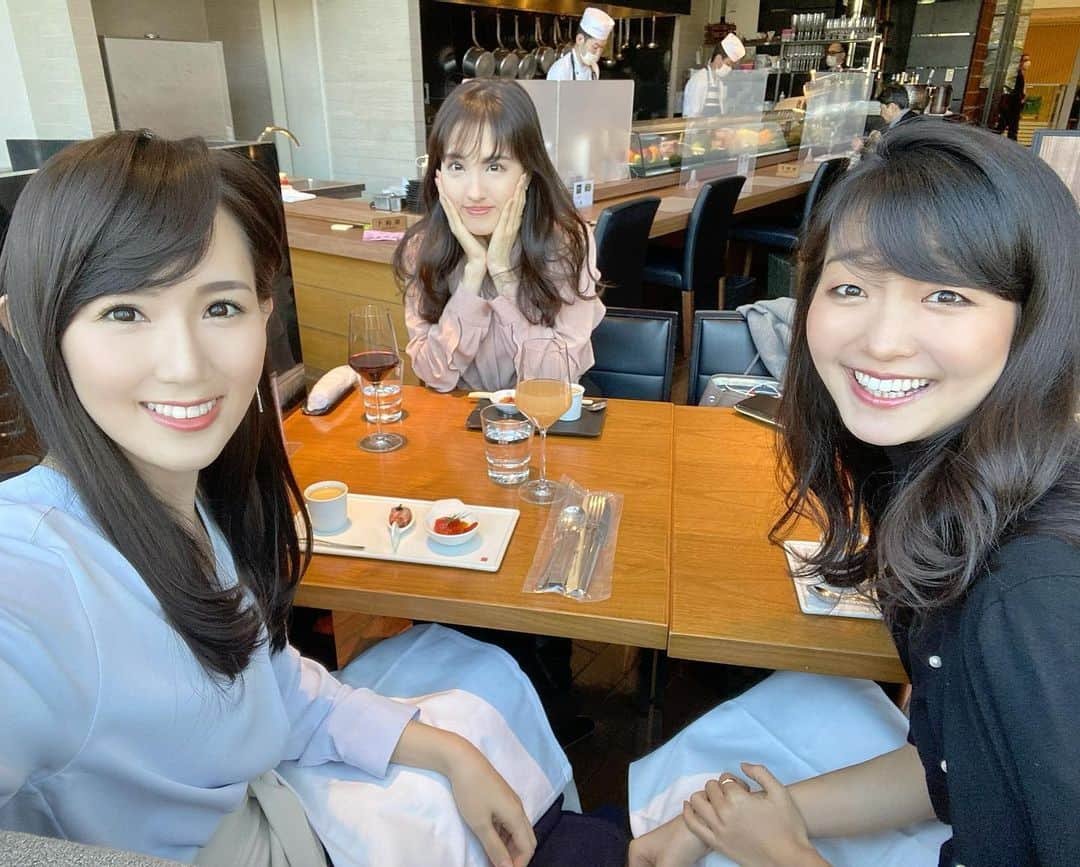 谷中麻里衣のインスタグラム：「Throwback 🌸  半年以上前の時差投稿✨ もう少しお友達と会えてた頃は感染対策しっかりなレストランかお家にて😊」