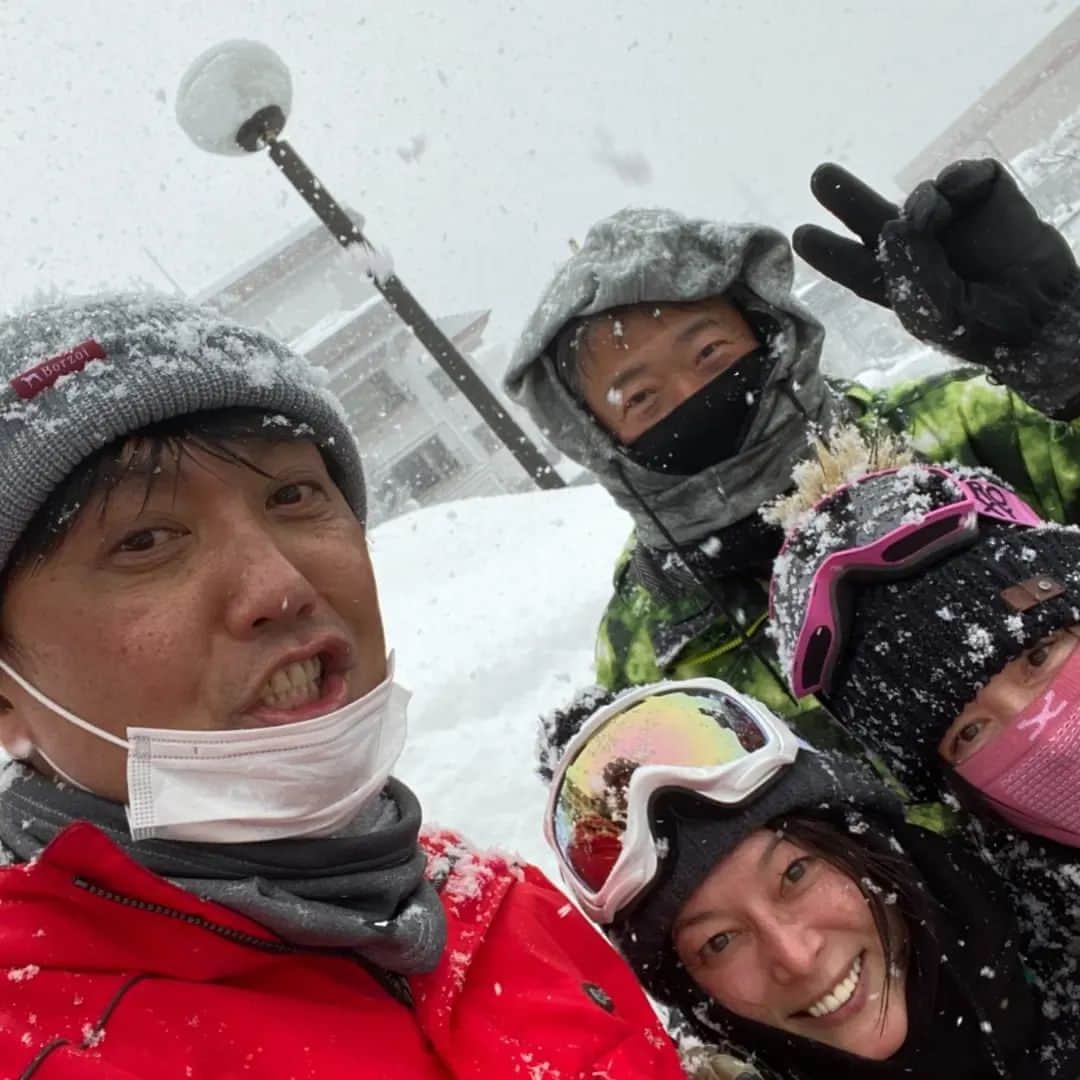 森下久美のインスタグラム：「数年振りのスキー🗻🎿⛄ 昨日今日と岩原スキー場ゎ雪がスゴい❄️❄️❄️」