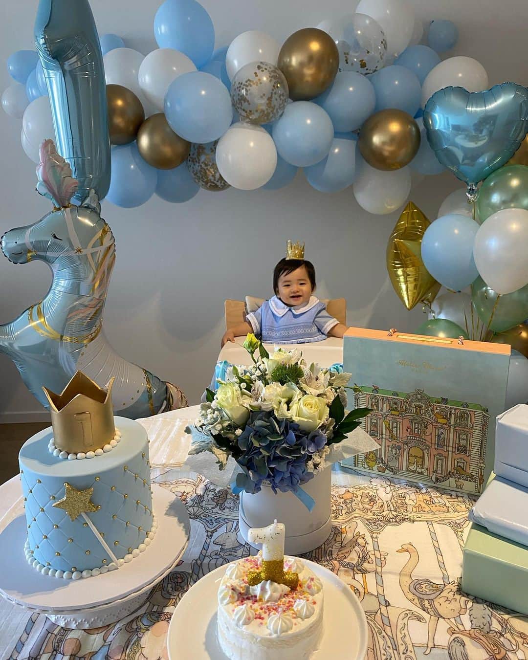 のインスタグラム：「🤍🤍🤍 Happy birthday my angel👼🤍  2/20に1歳になりました💕 元気いっぱい、怪我も病気もせず無事に1歳を迎える事ができました。☺️ 今まで生きてきた中で 1番大変で、 1番早くて、 1番切なくて、 1番幸せな…1年間でした🥺💕 どんなに辛くても息子の笑顔に救われた日々。 そして遠く離れていても友人、家族に沢山励ましてもらい、夫と二人で頑張る事ができました。 息子がもう少し大きくなって言葉が理解できるようになったら、どれだけ沢山の人に愛されてるか…話してあげたいです😌 キラキラ輝く一番星の様に、いつまでも皆を明るく照らす人でありますように⭐️ I love you💙 ママ泣いちゃう笑」