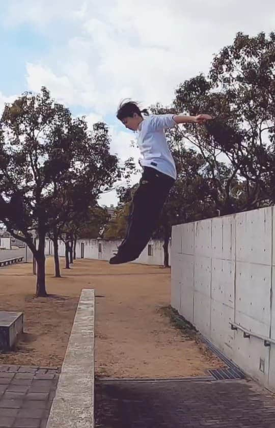 泉ひかり（パルクール）のインスタグラム：「Flow for #kotc2022 @tempestfreerunning  久々にオンラインパルクール大会用の動画撮ってきました！  普段なかなかしない技を久々に外でやるのはなかなか勇気いるけど、いいメンタルトレーニングだった😂  通れば現地大会があるので通ってほしいなぁ…！  #parkour #parkourgirl #girlspower #girlparkour #freerunning #parkourgirls #seeanddo #traceuse #traceur #running #training #jump  #activity #movemet #traceuselife #lache #パルクール #パルクール系女子 #女子トレーサー #フリーランニング #トレーニング #趣味  #フィットネス #跑酷」