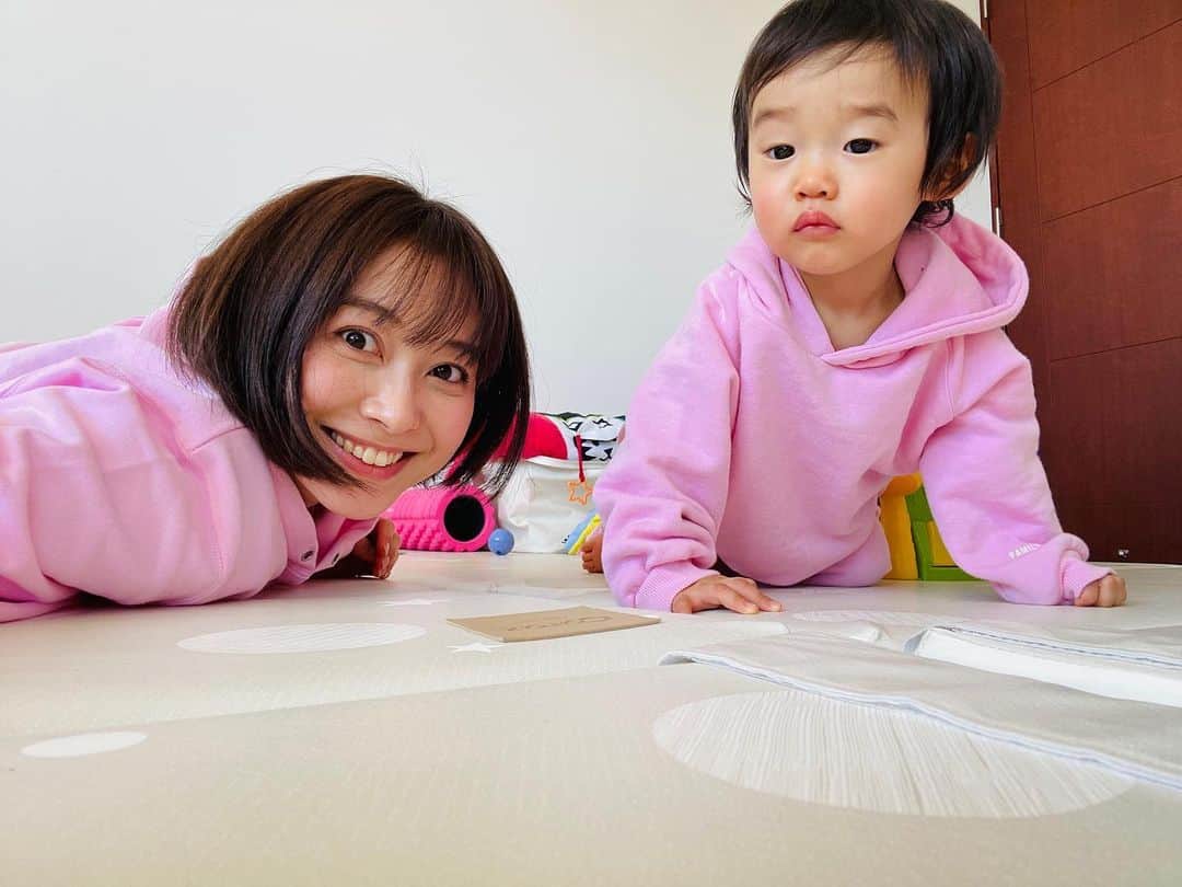 久冨慶子のインスタグラム：「・ ピンクを着せてみたくて おそろいにしてみたくて🤍 なかなか一緒に写真撮ってくれませんでした🤣 ＊ ＊ #赤ちゃんのいる生活  #おそろコーデ  #夫には不評 #ピンクコーデ  #パーカー」