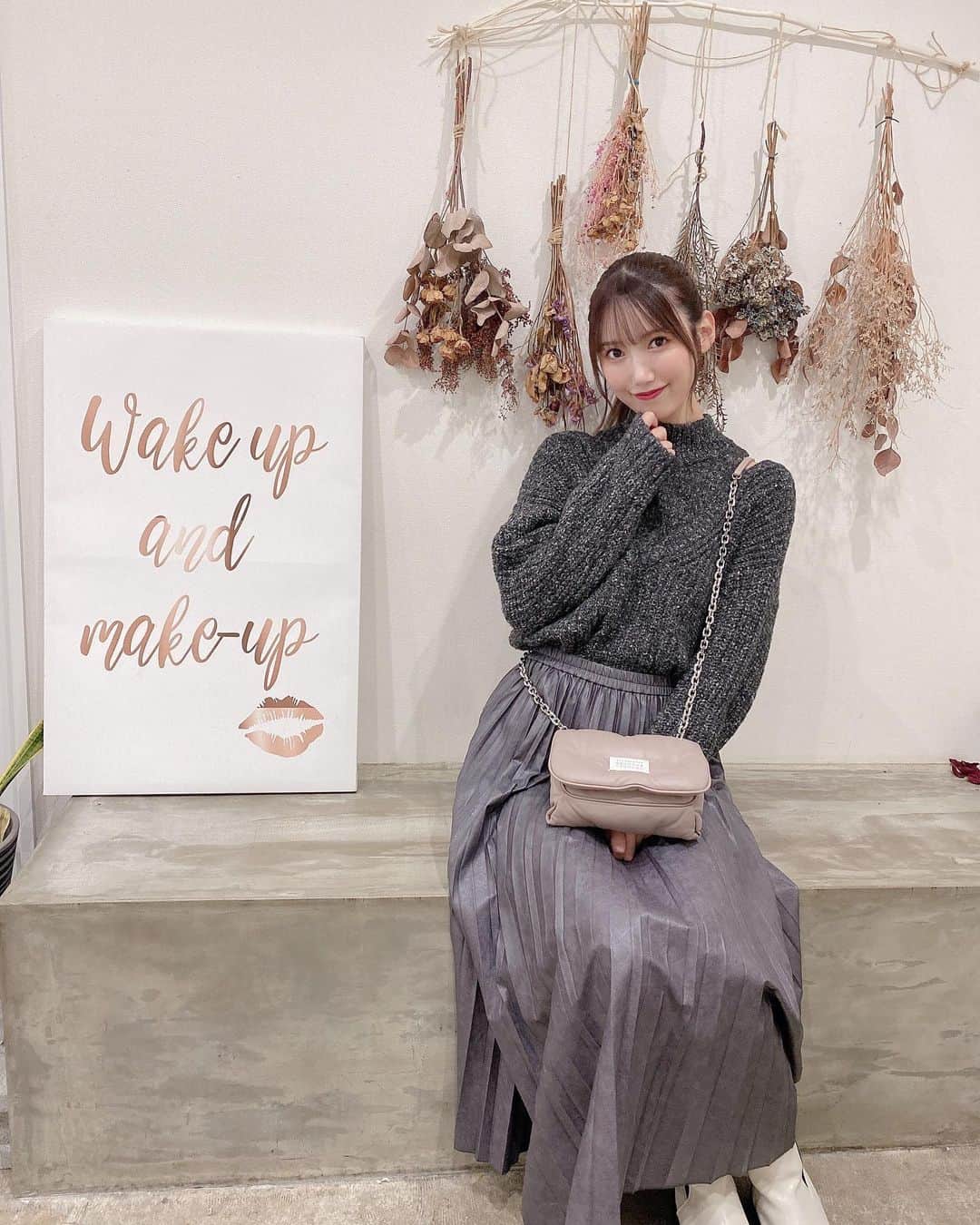田中菜津美のインスタグラム：「☕️🌸 この間、お母さんと行った今泉の かわいいカフェ☕️ . マーブルケーキがフォークを入れると中からトロ〜と ミルクティーのソースが出てきて めっちゃ映えてくれました🙆‍♀️💗 . 店内はドライフラワーがいっぱいで とってもかわいい空間💐🌼🌷 ____________________________ 📍福岡県福岡市中央区今泉1-6-17-101 . #福岡カフェ #福岡グルメ #カフェ #カフェ巡り  #今泉カフェ #福岡スイーツ #天神カフェ」