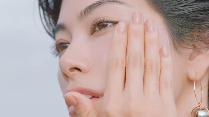 森星のインスタグラム：「New commercial for Shiseido @maquillage_jp liquid foundation.  ファンデーションのその先へ。 自信をもって前へ進み続けるためにも 内面と外面を磨き続けていきたい。」