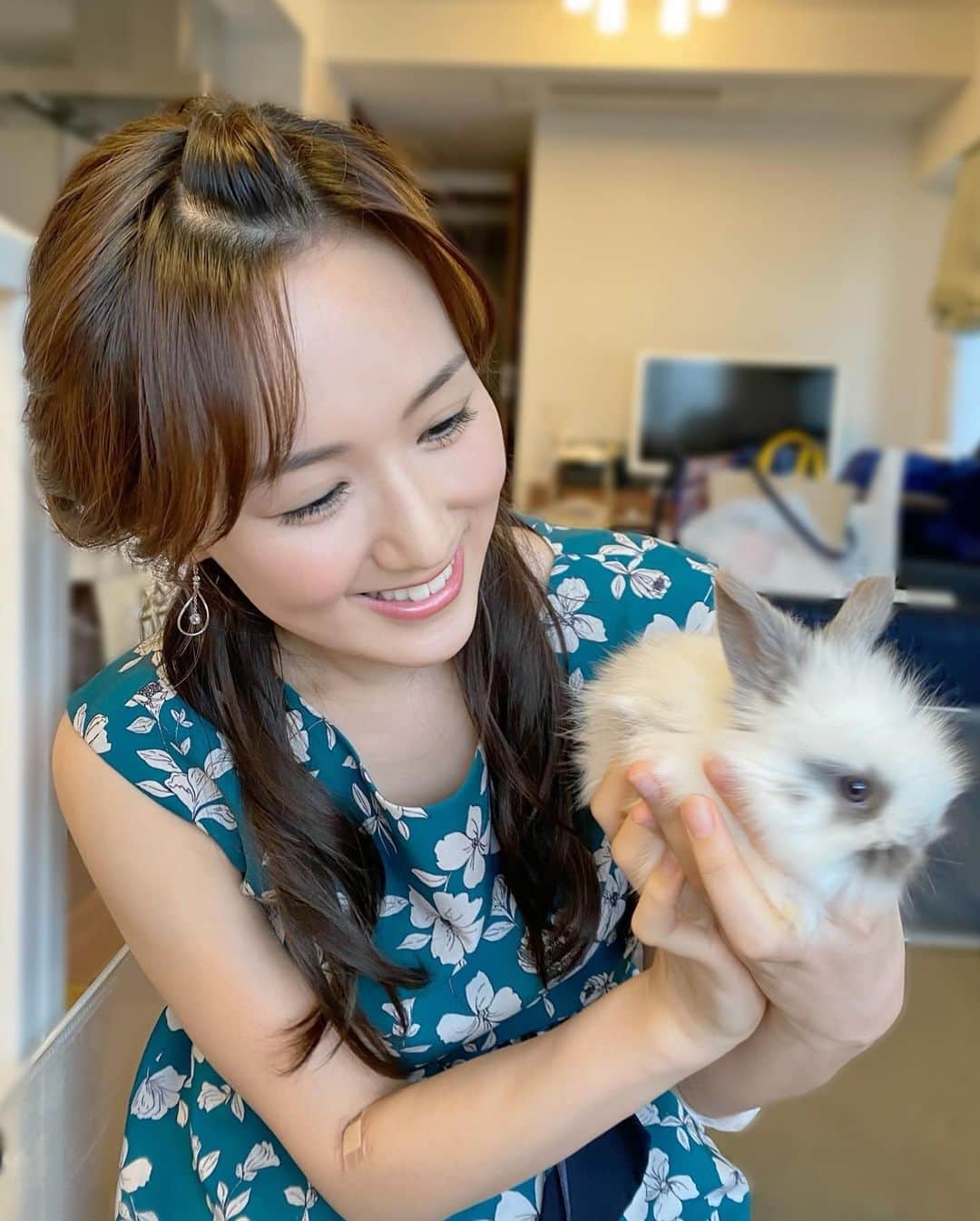 谷中麻里衣のインスタグラム：「Cuties 🐰  碧ちゃんのモフモフたちの成長を愛でた記録🥰 一番小さかった頃と一番最近会ったとき🐰 🐶も顔認識されるの😮笑  コロナ禍だから会う時はお家に伺わせていただくことが多めです💕」