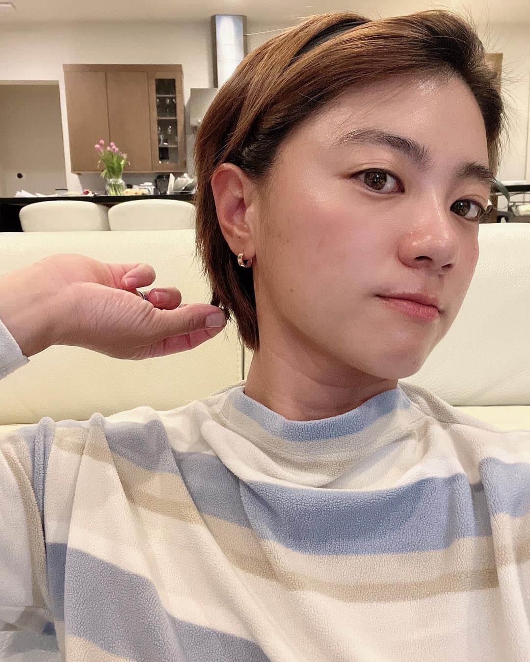 チェ・ナヨンのインスタグラム：「머리가 많이 자랐네 쉬는날 머리나 잘라야겠다 💇🏻‍♀️ 굿나잇 😴」
