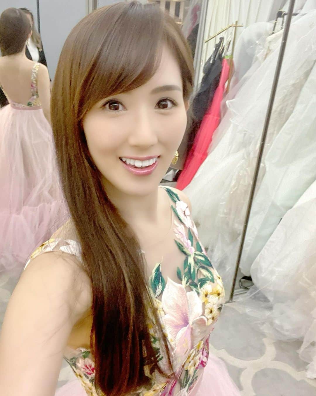 谷中麻里衣のインスタグラム：「Beautiful 👗   スマホを変える手続きを待っている間、写真を見返していたらドレスが可愛すぎてまとめてみました🥰  1枚目はミス日本前日審査会で着るドレスのためのフィッティングで、ユリアさんに見繕っていただきファイナリストが着るものを試着させていただいたもの😮笑 2枚目は実際に着たドレス💕 3枚目以降はファイナリストの舞台やOGのドレス姿🌸  #ロングドレス#マーメイドドレス#オクサーナムハ#ミス日本 @missjapanofficial @missjapan_management_  @oksana_mukha_japan @failily_weddingsalon @oksana_mukha_official」