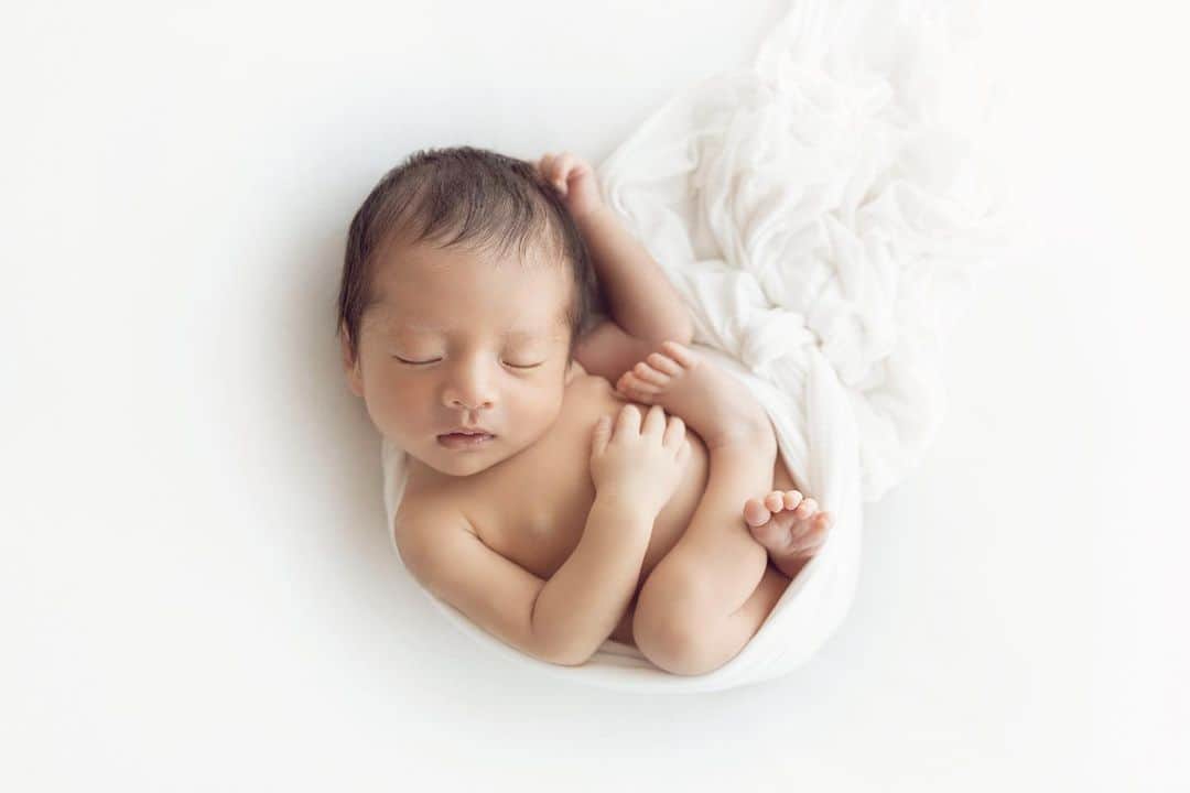 のインスタグラム：「👼🤍 ついに1歳になりました。 懐かしいNewborn photoを見ながら当時を思い出してます☺️ 小さかったね。かわいい🤍」