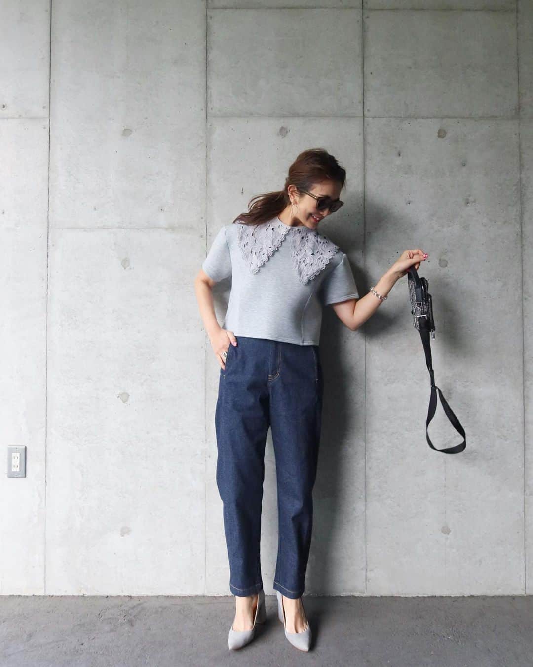 Mai Wakimizuのインスタグラム：「つけ襟grayもあります♡シルエットが可愛いデニムをポイントに他はワントーンで。去年プライベートでも大活躍したボンディングトップス、ベーシックなカラーのみリバイバルします＼(^o^)／パンツにもスカートにも合わせやすい絶妙な丈感で、個人的に本当お勧めのトップスです♡付け襟とのスタイリングもバッチリ♡ collor&tops:#linkable @linkable_official(今週24日発売予定) denim:#linkable @linkable_official(来月発売予定)」