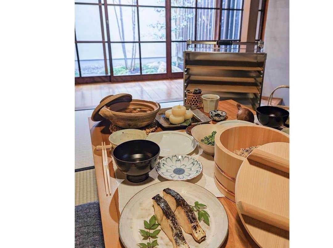 寺井幸也さんのインスタグラム写真 - (寺井幸也Instagram)「@kidera_no_ie  の朝食。 炊き立て玄米 熱々の味噌汁 ふっくらした鰆 菜花の胡麻和え 炊いた大根。 美しい内庭をみながら 今日はどこに行こうか？ なんて話しながら ゆっくりした時間を過ごす。 　　　　 #奈良の日常を旅する」2月21日 10時31分 - yukiya.terai